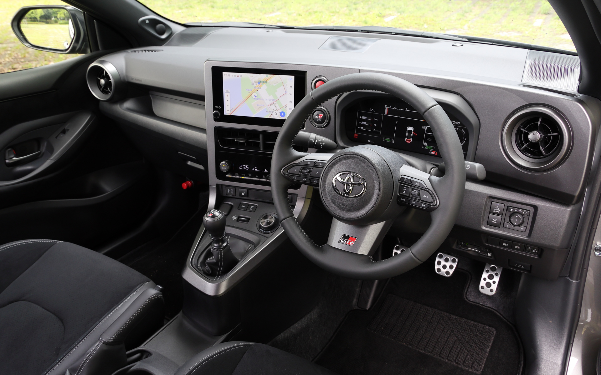 進化型GRヤリスではコクピットデザインを大幅変更。操作パネルとディスプレイをドライバー側へ15度傾けて設置することで視認性と操作性を改善したほか、メーターパネルには12.3インチフルカラーTFT液晶メーターを採用