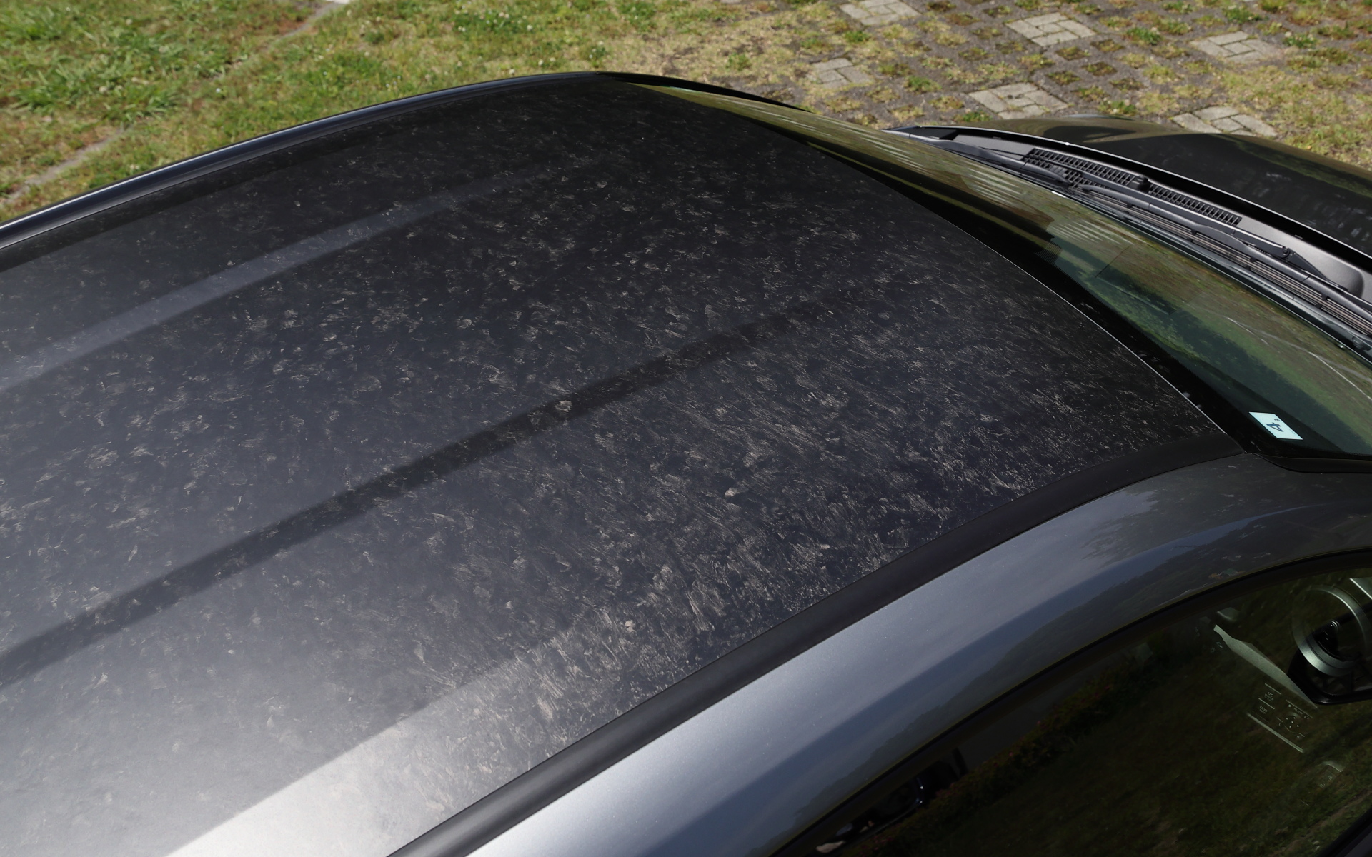 進化型GRヤリスのルーフには新工法のC-SMCを採用。炭素繊維に樹脂を含浸させたシート状の材料を用いた