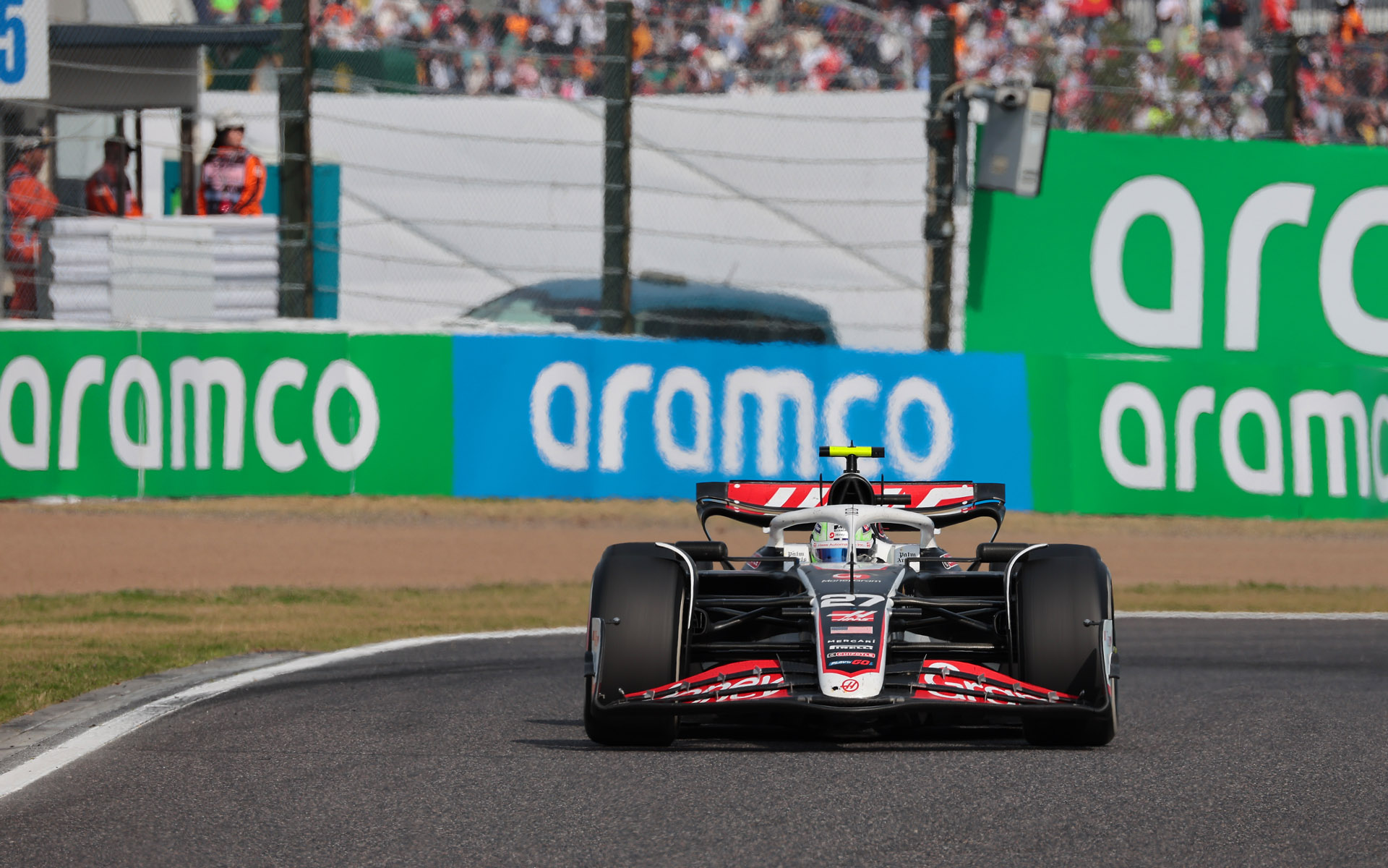 左端に写っているのはS字2つ目のインフィールド側のポスト