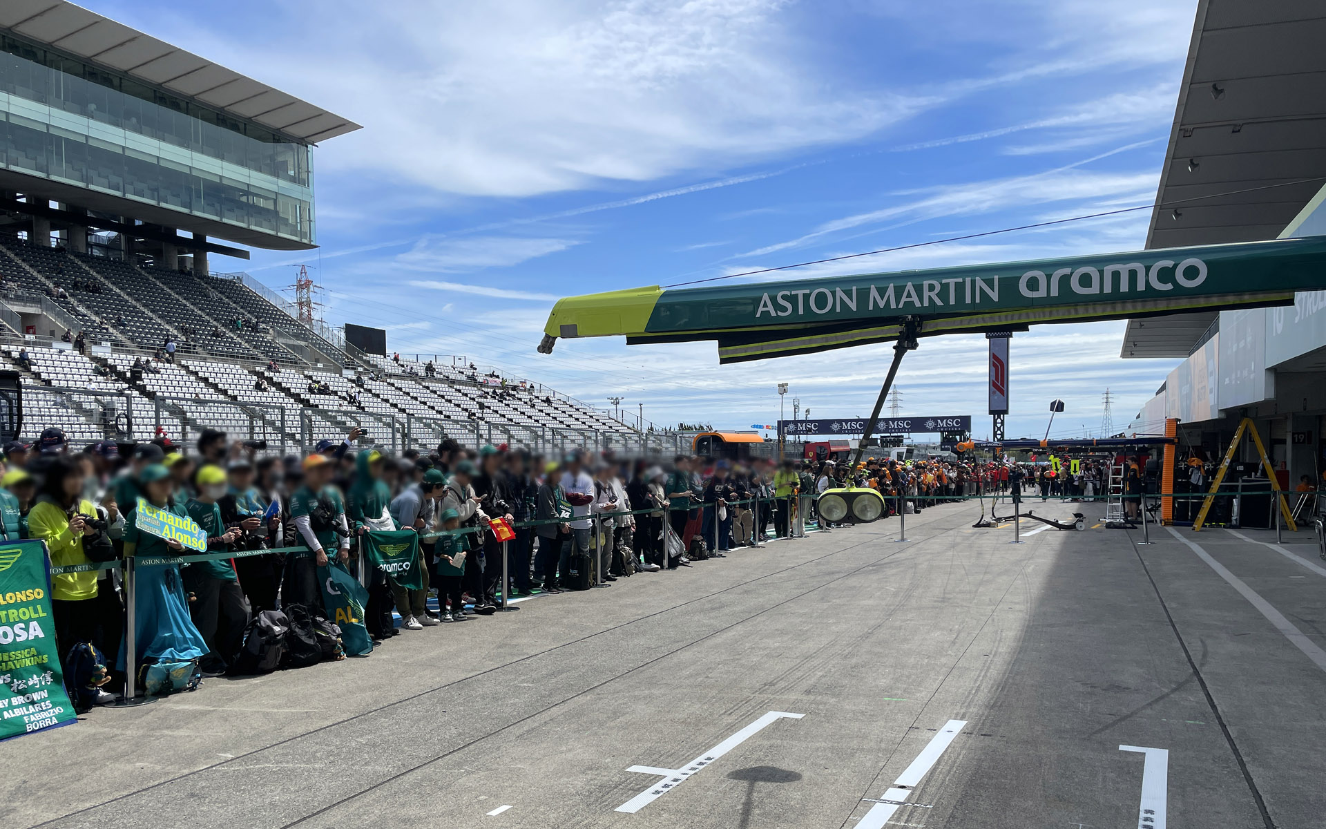 パドックからピットに出るとすごい人