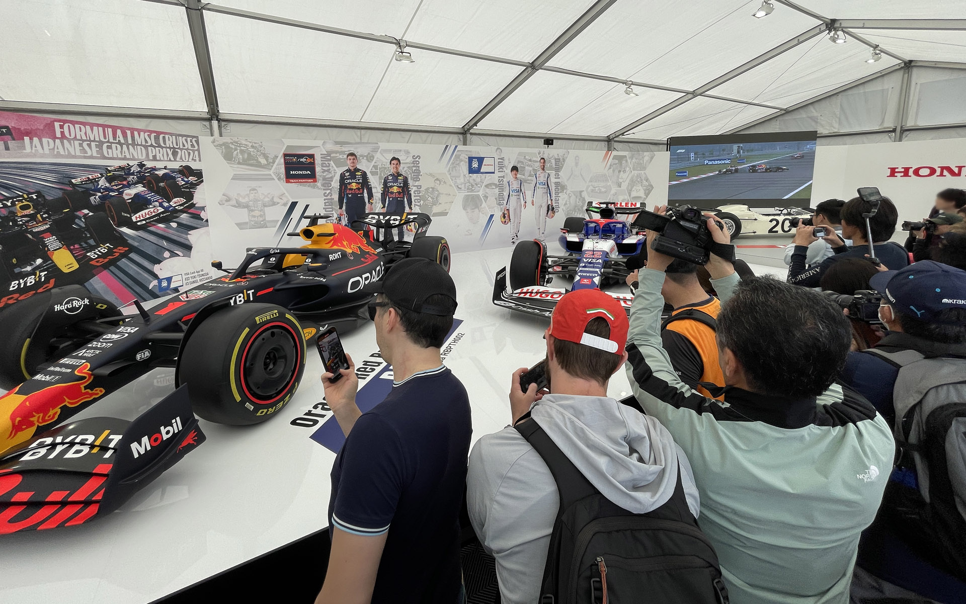 マシンの展示もF1ファンでにぎわっていた