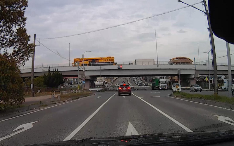 高架の上を走る国道23号の渋滞を見て、高架をくぐって直進