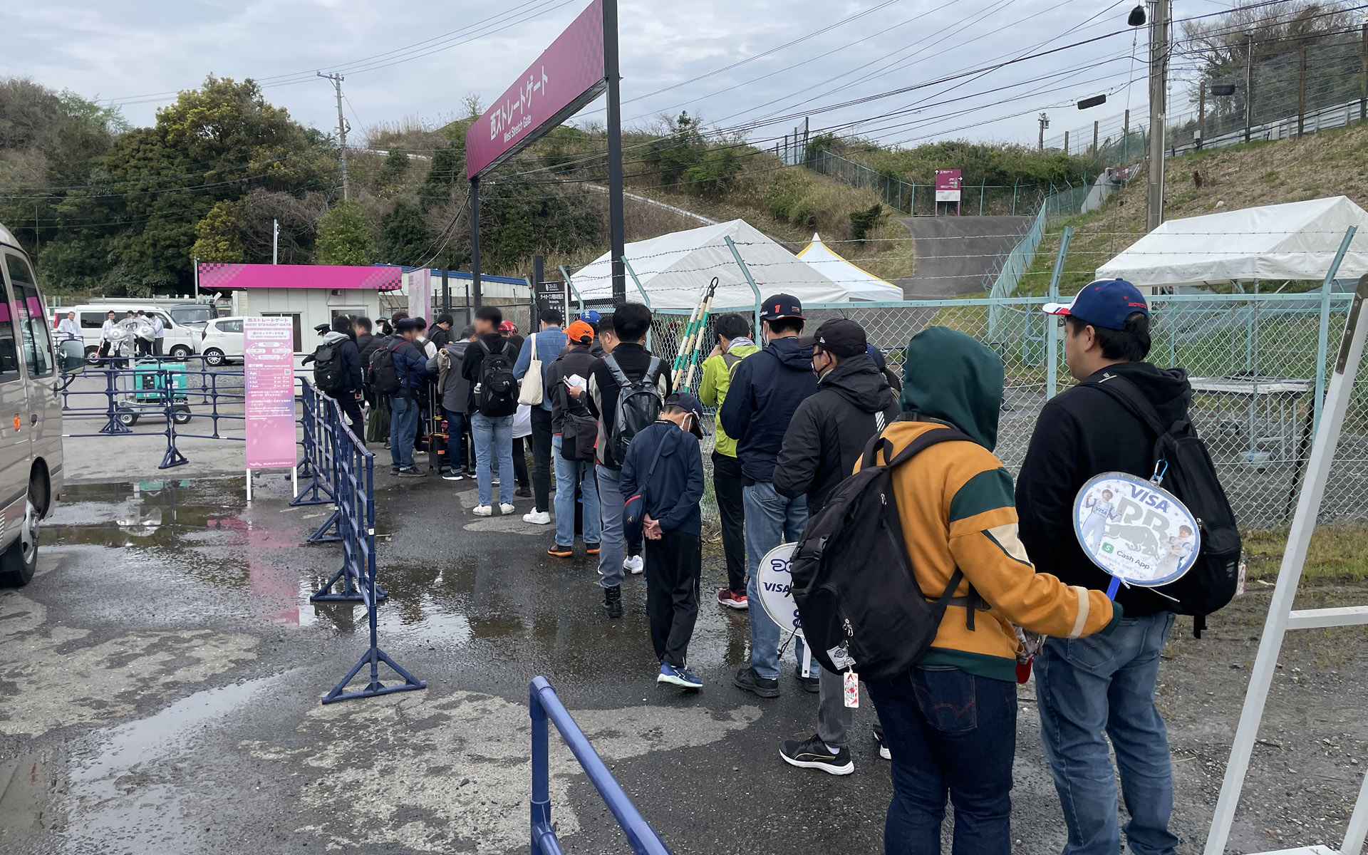 西ストレートゲートで入場を待つ観客の列に並び入場手続きをした