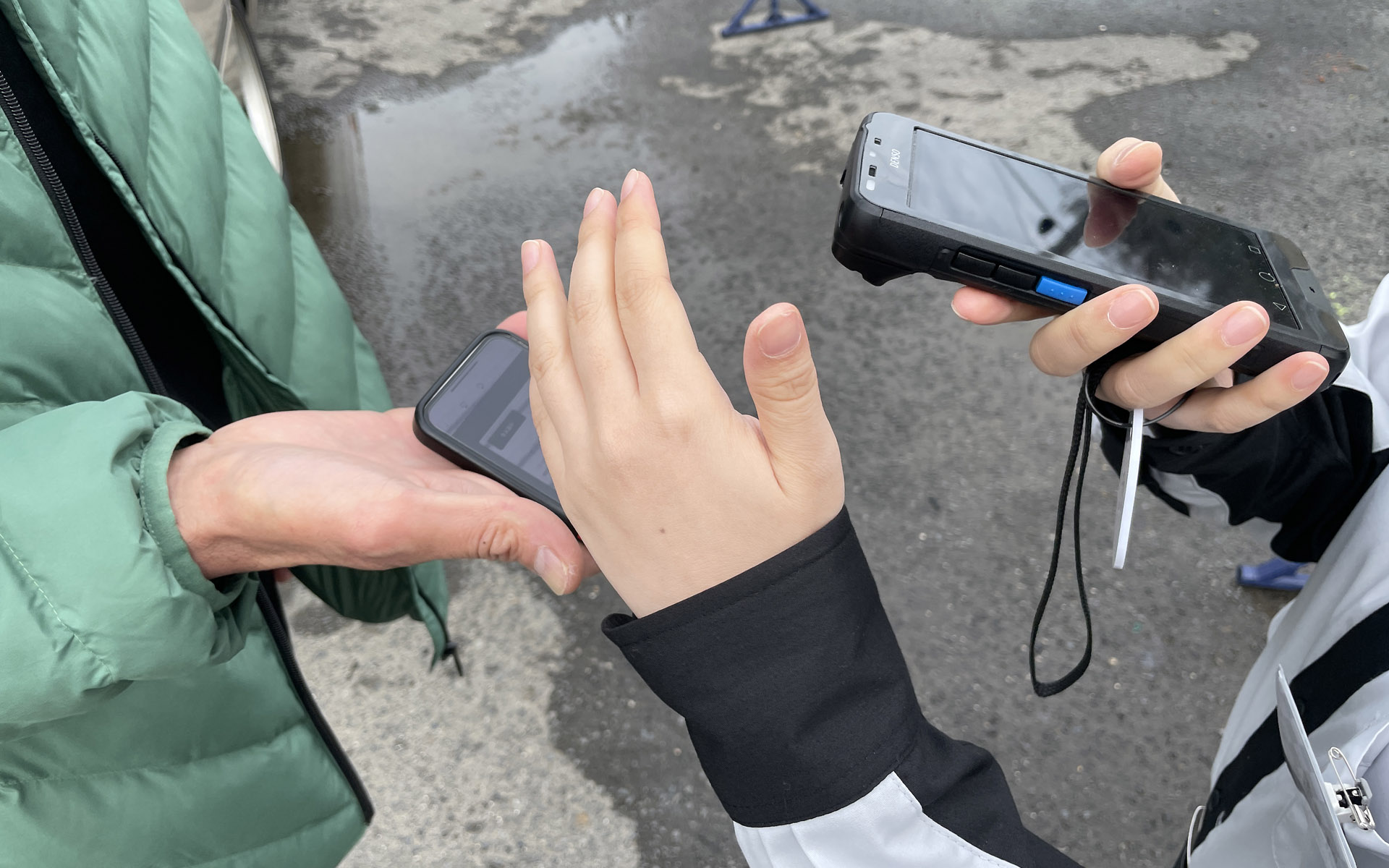 入場手続きは観戦者がスマホの電子チケットを表示し、係の人が端末で読み取る