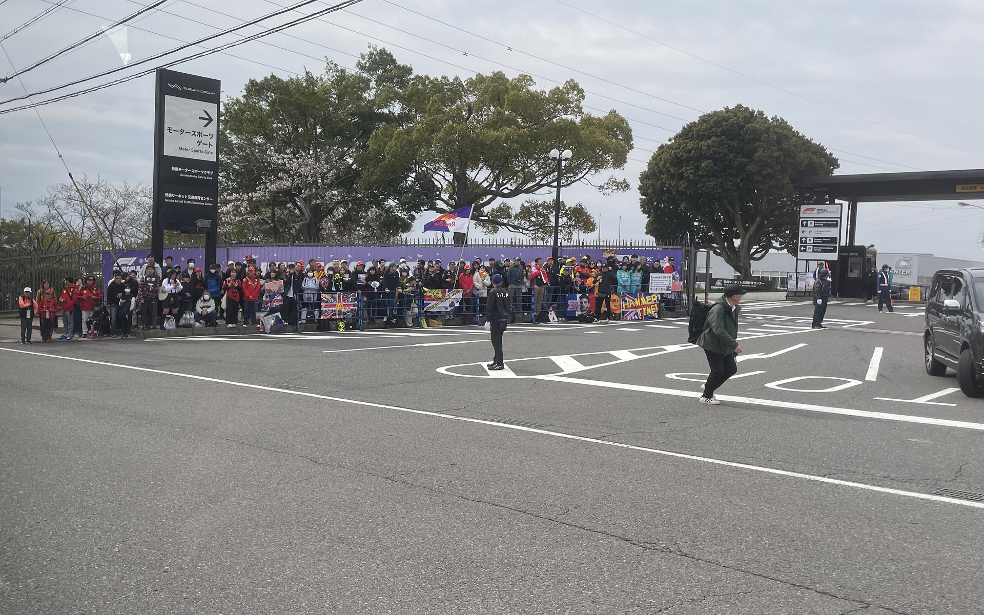 関係者ゲートの入口にはドライバー待ちの人たち