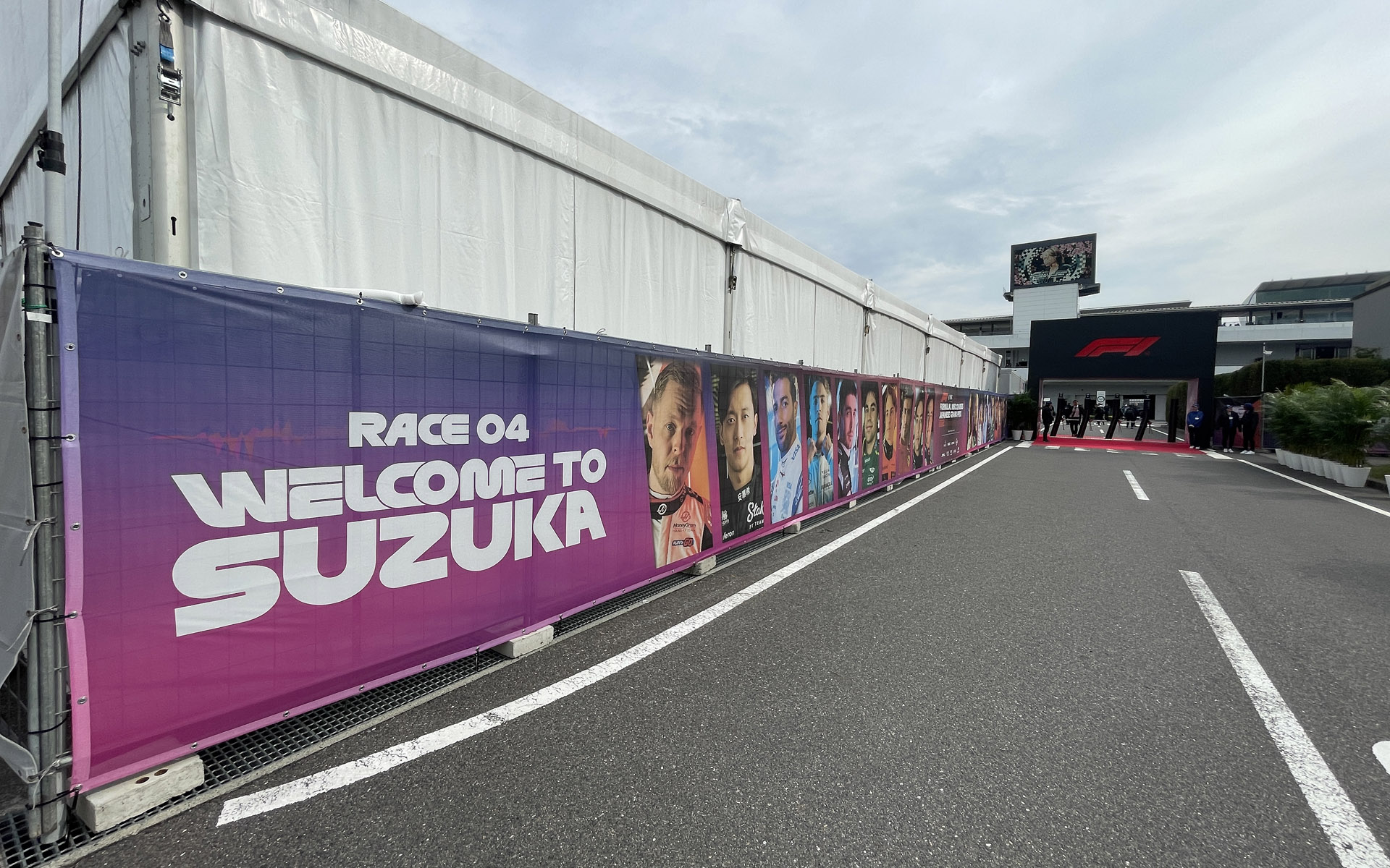 シャトルバスを降りてパドックへ