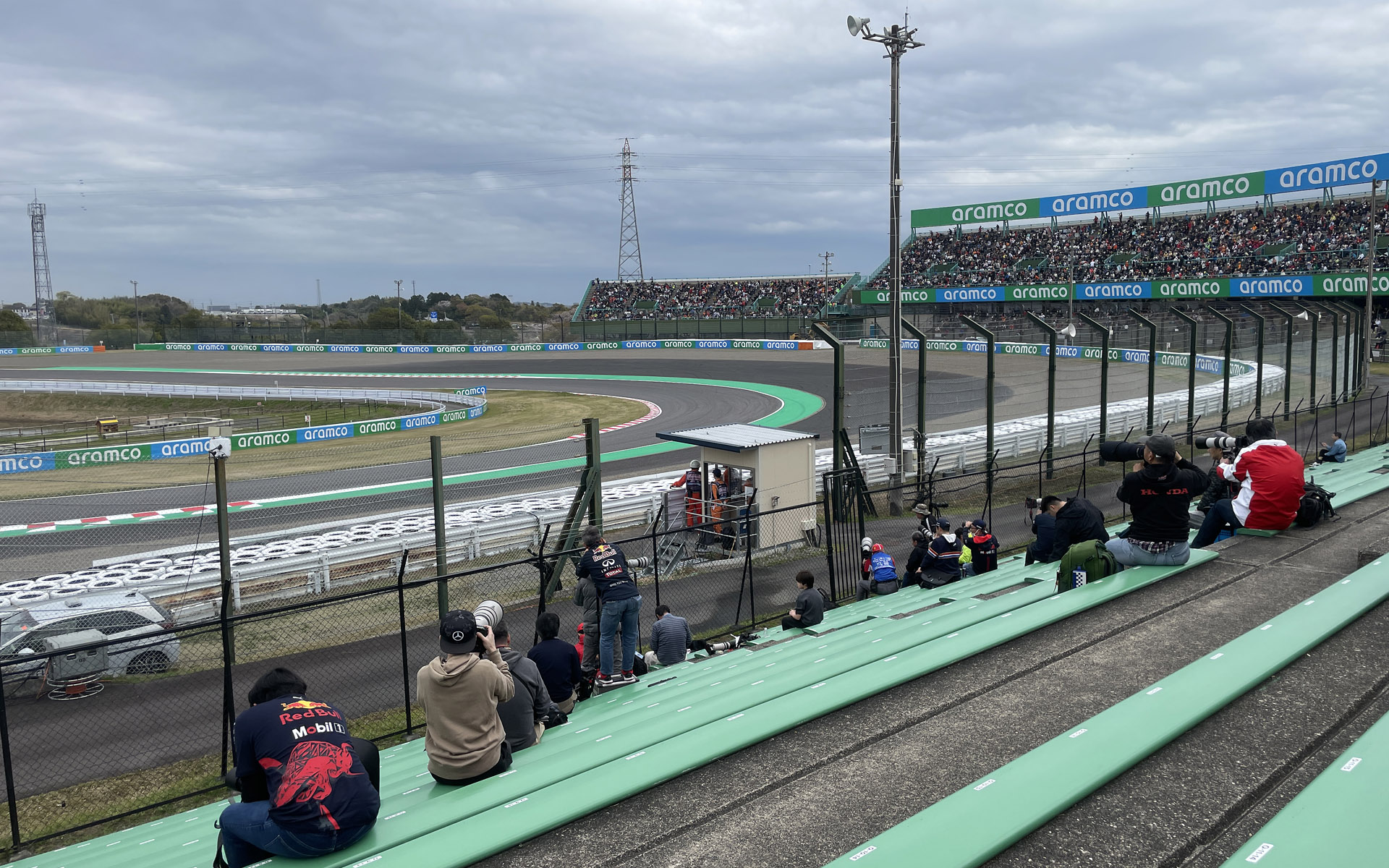 ポストの上、大きなフェンスが切れているところから2コーナーを撮る