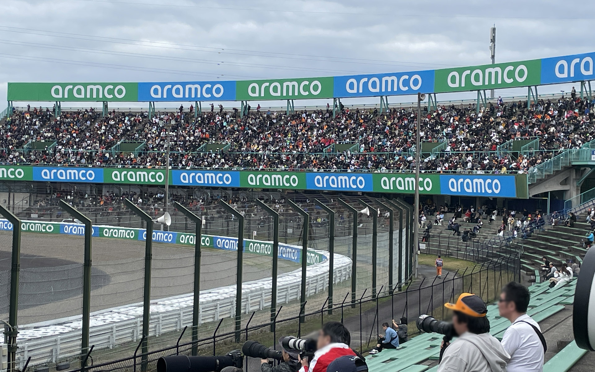 2コーナースタンド2階＝B2席は人気が高く、金曜日午前のFP1から多くのファンで混雑していた