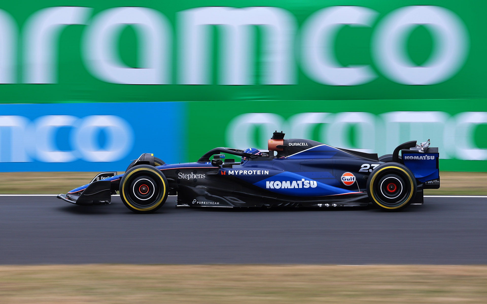 S字に進入するマシンを焦点距離324mm、シャッター速度1/160秒で撮影