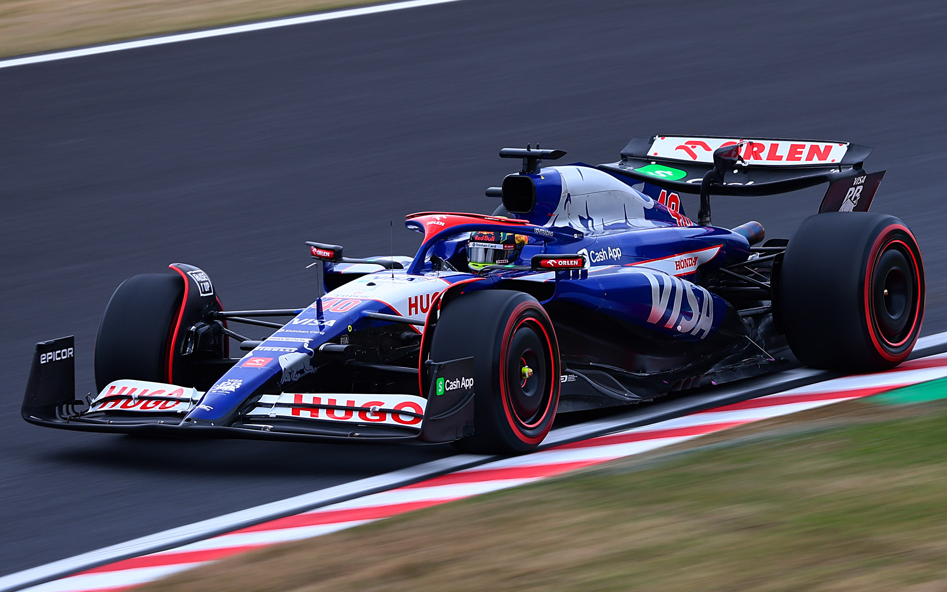 S字に進入する岩佐歩夢選手を焦点距離455mm、シャッター速度1/125秒で撮影