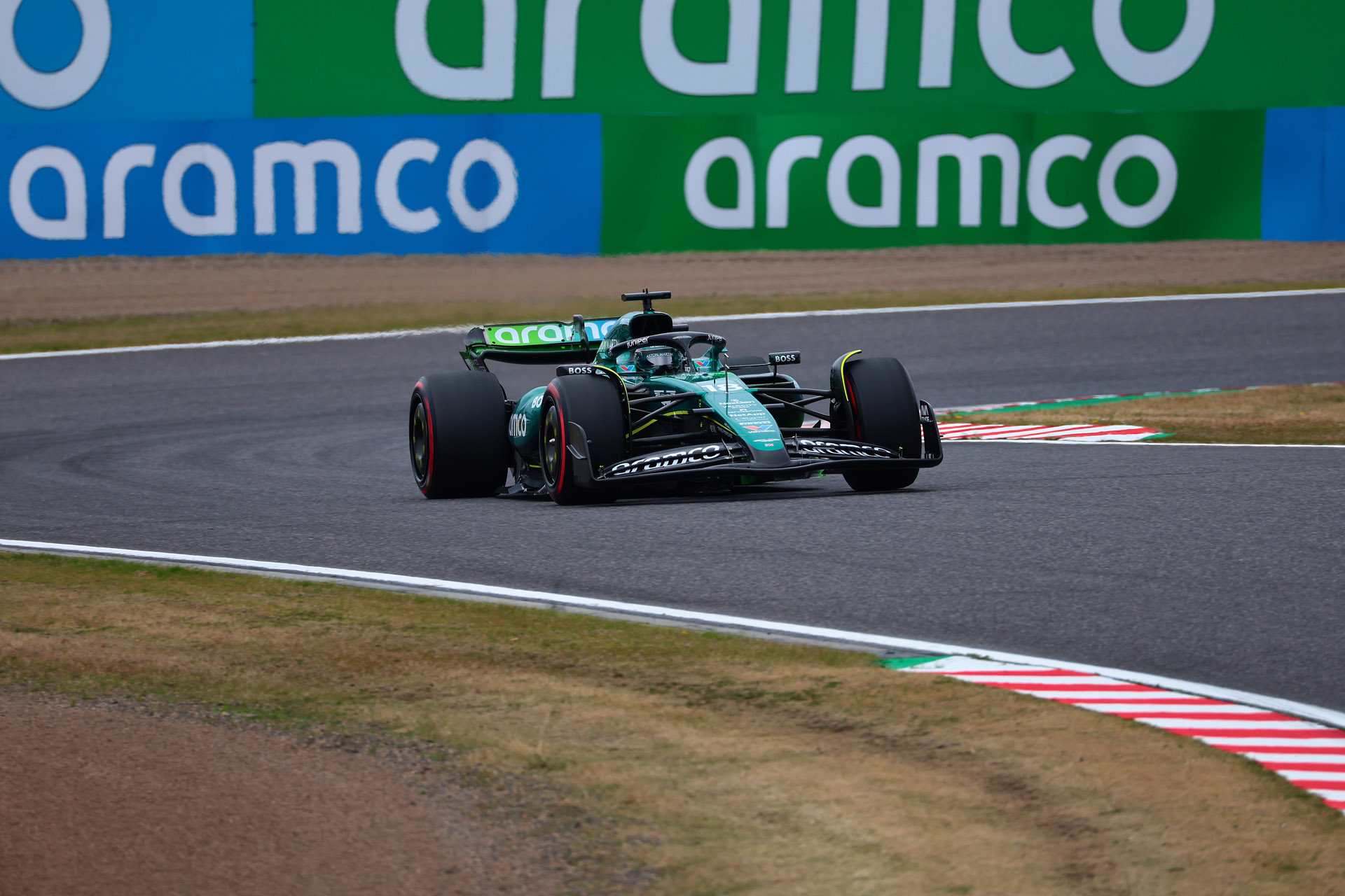 望遠端の800mmで逆バンクに進入してくるマシンを撮影