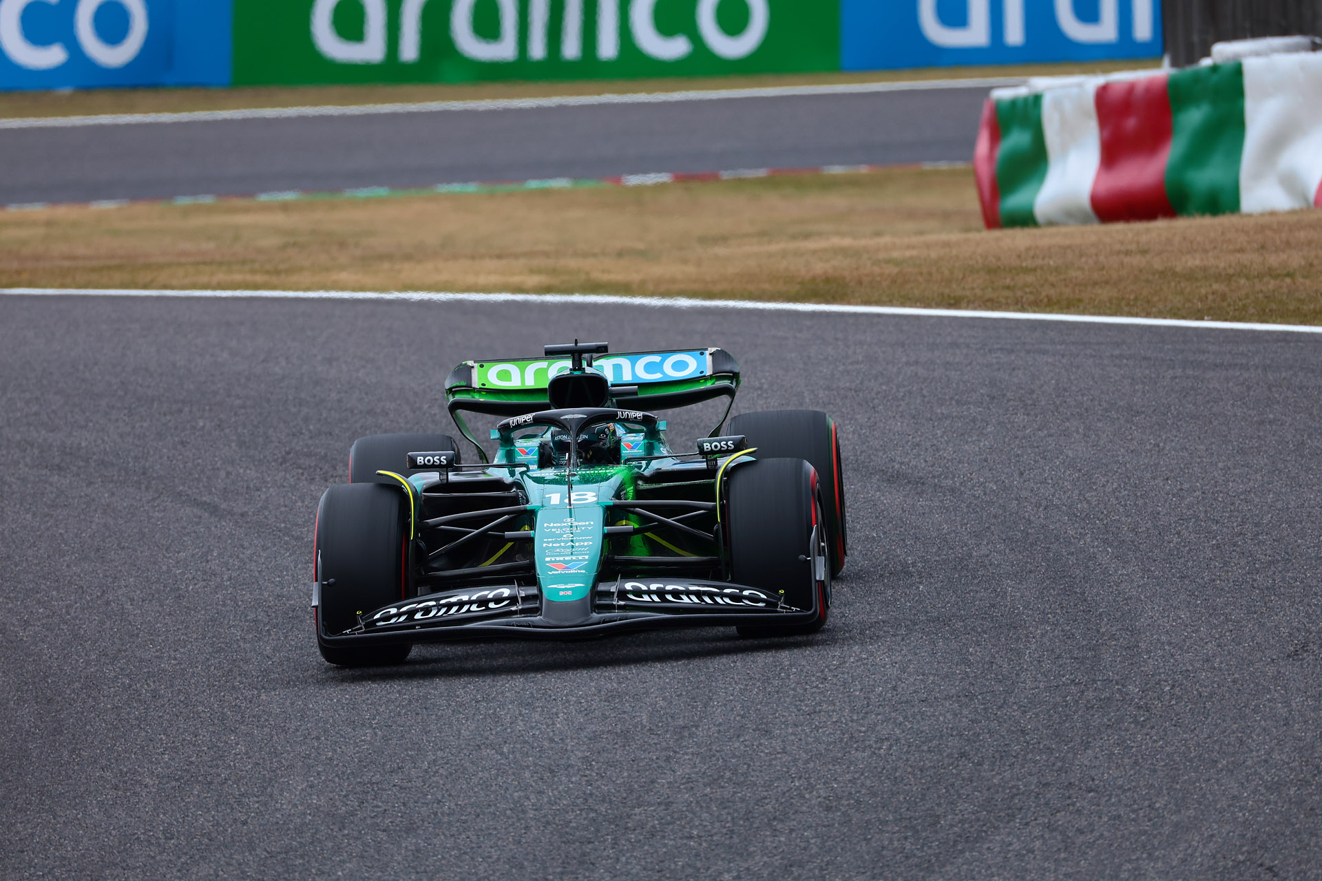 望遠端の800mmで逆バンクに進入してくるマシンを撮影