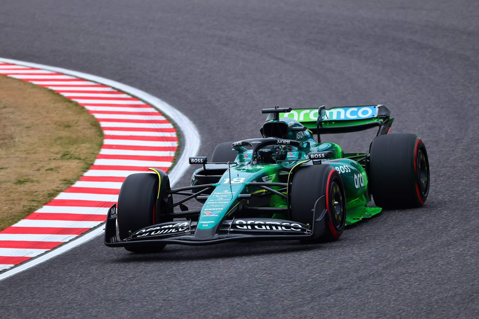 望遠端の800mmで逆バンクに進入してくるマシンを撮影