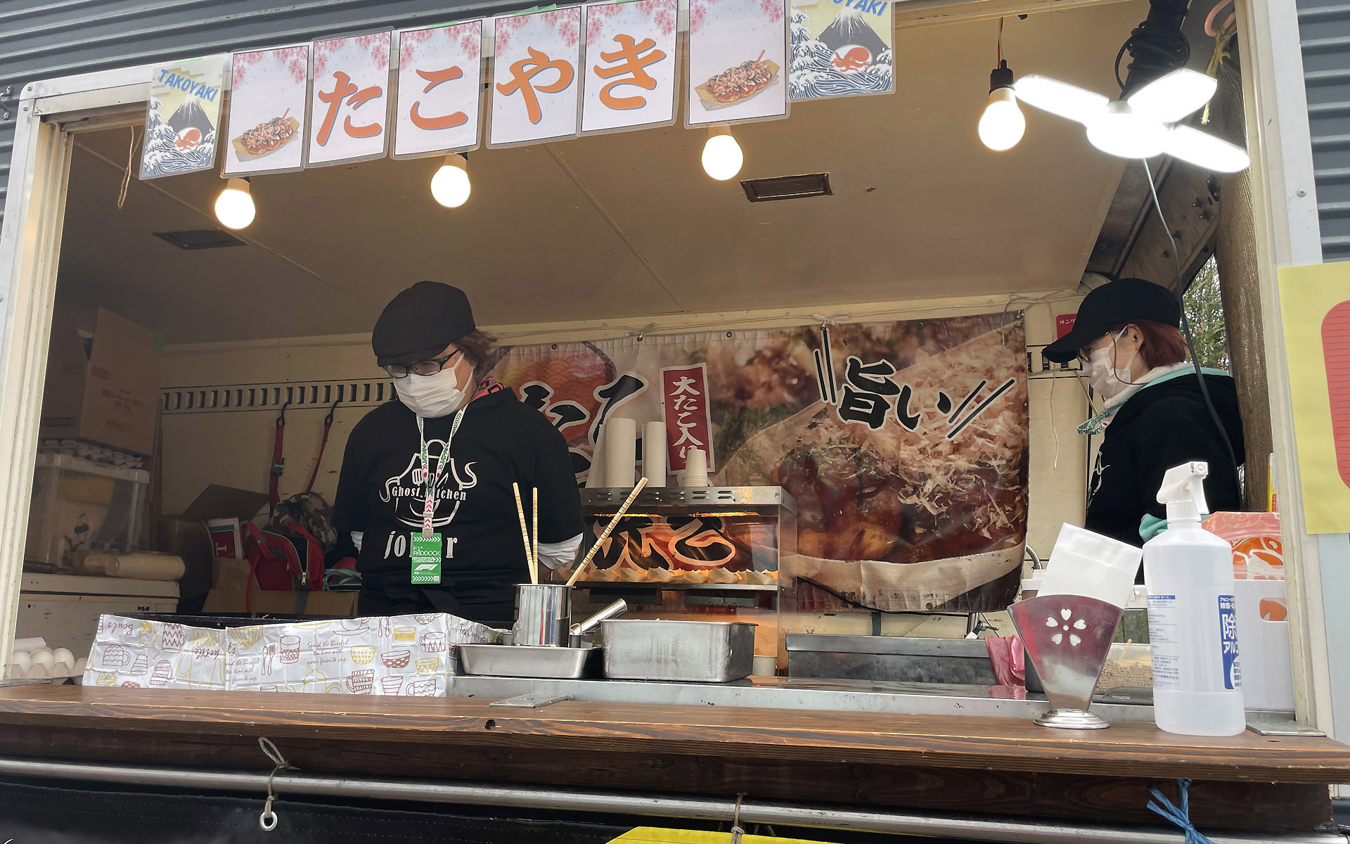 たこ焼き屋さんも人気。どちらもF1チーム関係者が食する光景をよく見た
