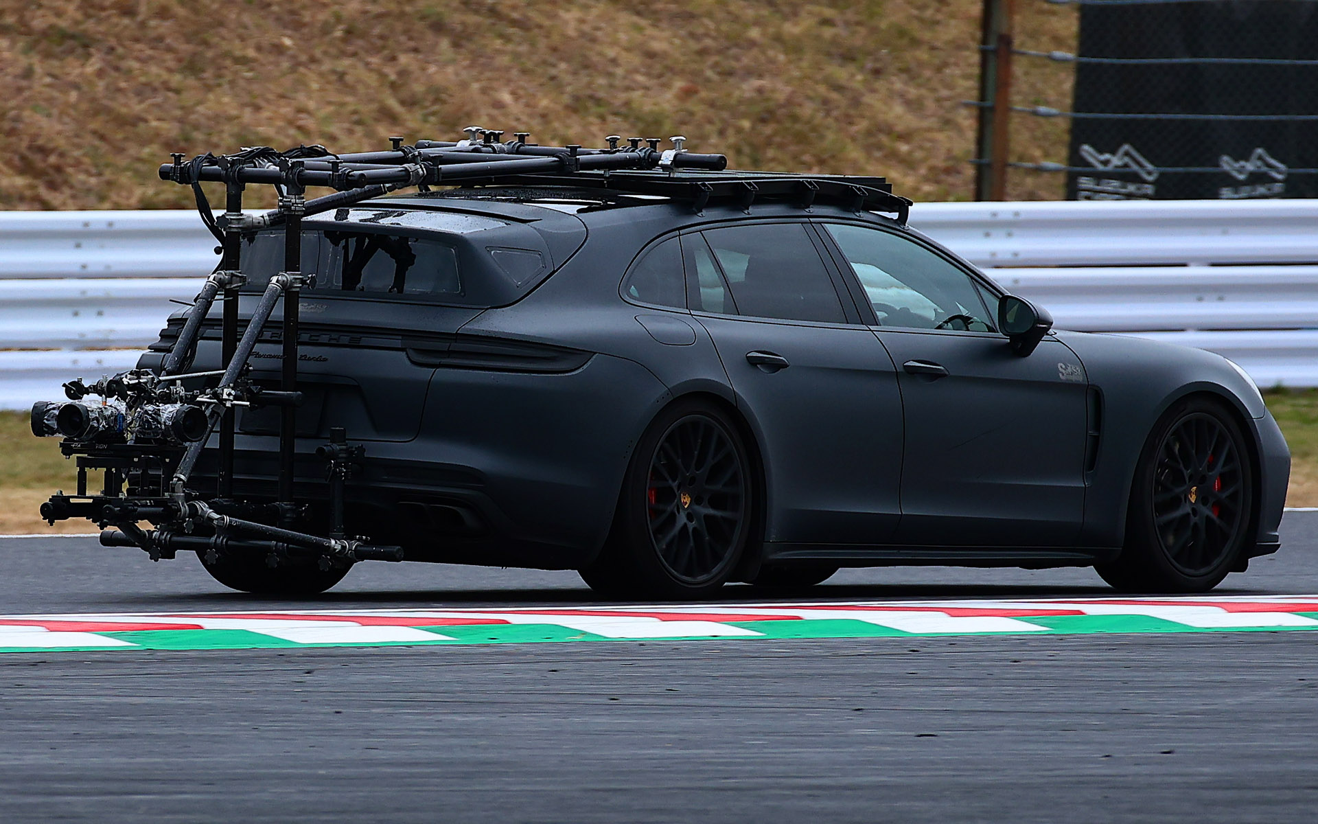 反射を抑えるためなのか、ツヤ消し黒で塗られた撮影車両