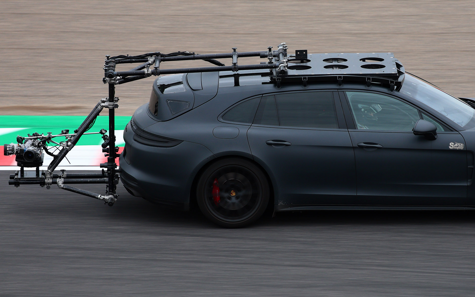 撮影機材は後部のみ