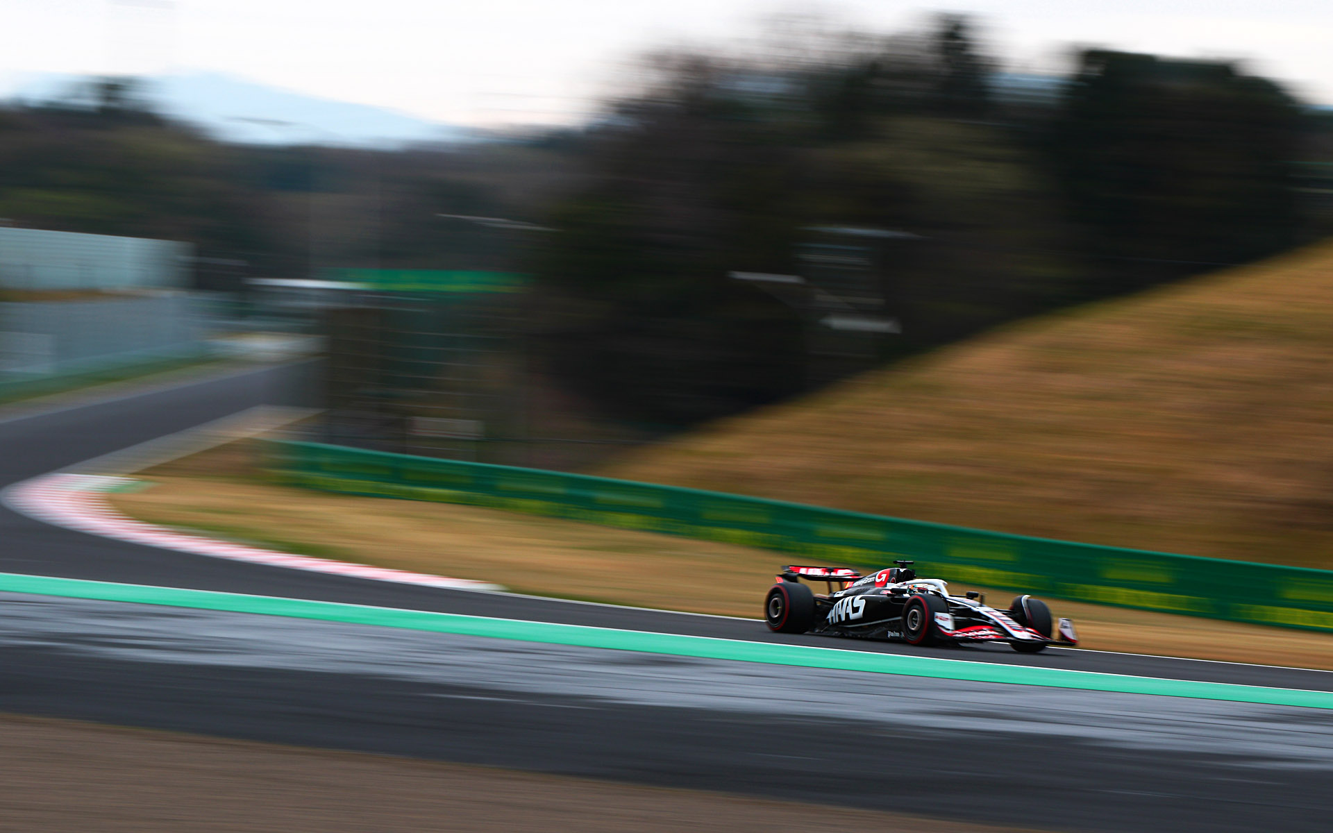 130Rを抜けるマシンをシャッター速度1/30秒で撮影