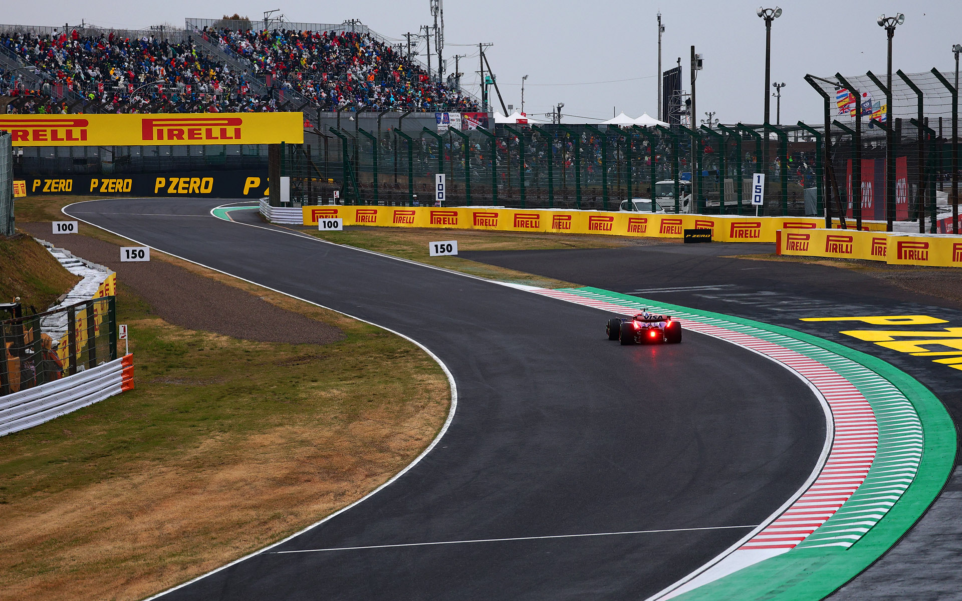 シケインに向かうマシンをシャッター速度1/1000秒で撮影