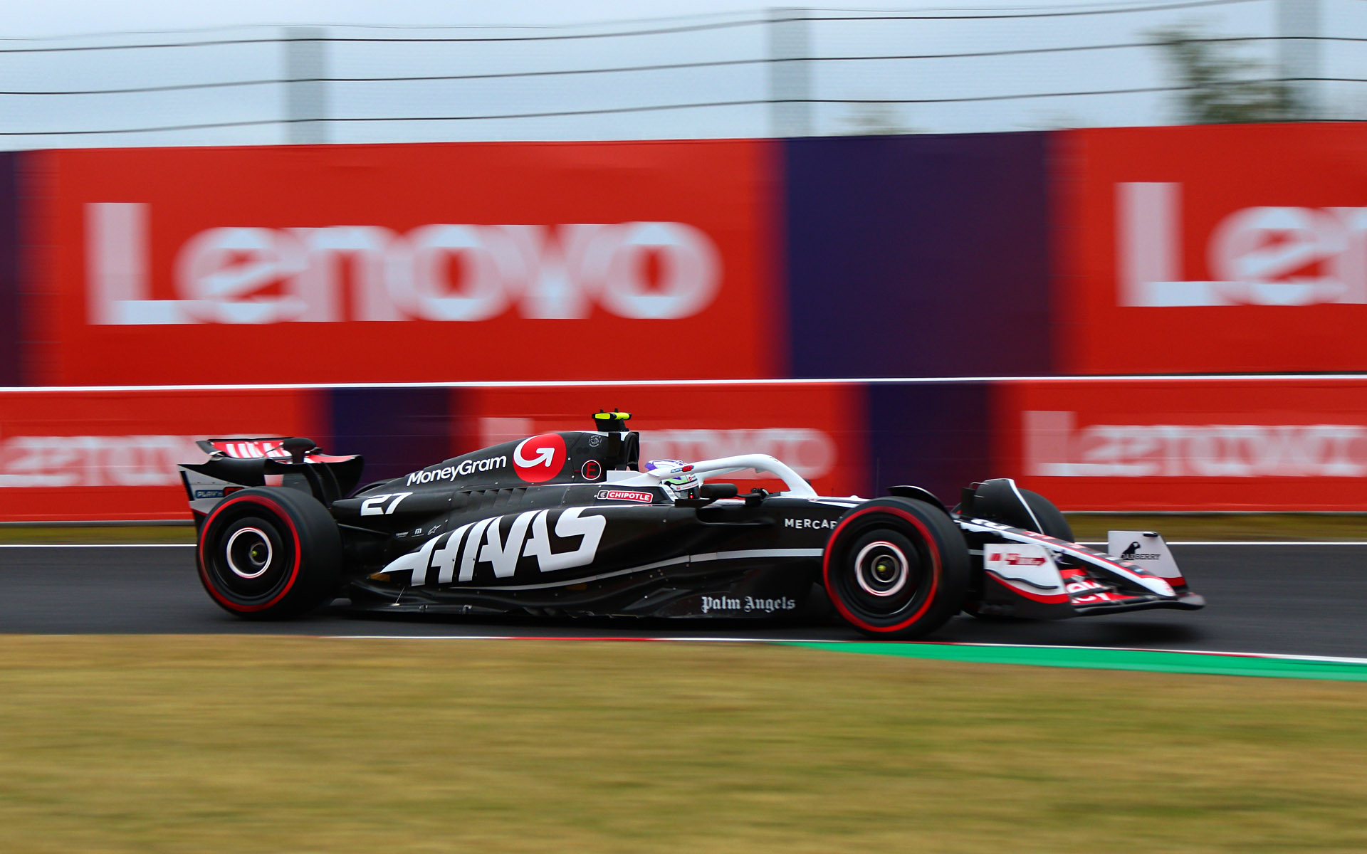 編集部からLenovo看板の入った写真というリクエストがあったので、デグナー1つ目をシャッター速度1/160秒で撮影