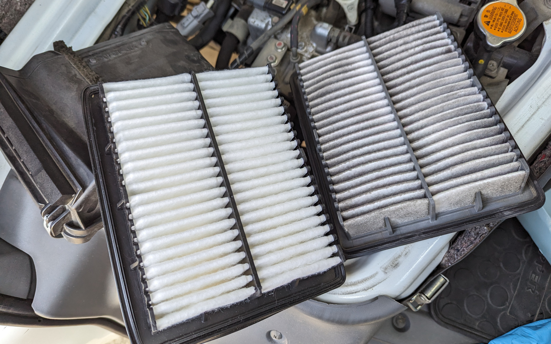 エアクリーナーエレメント交換。右はこれまでのモノでまだ持ちそうだが左の新品へ交換