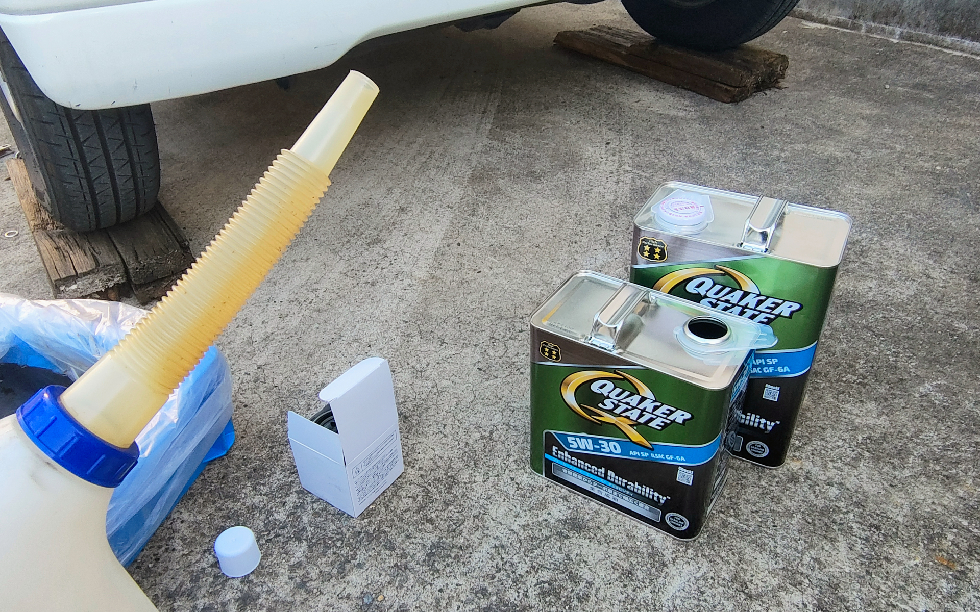 オイル交換は日常的に実施。約3.5L使うので、4L缶と3L缶で2回分となる