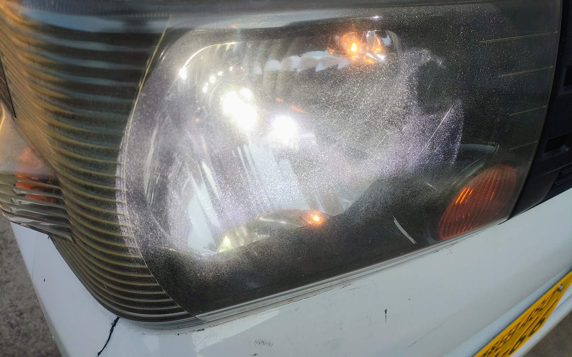 ヘッドライトは若干の曇りがあり、この後でコンパウンドで少しだけ研磨して車検に望んだ