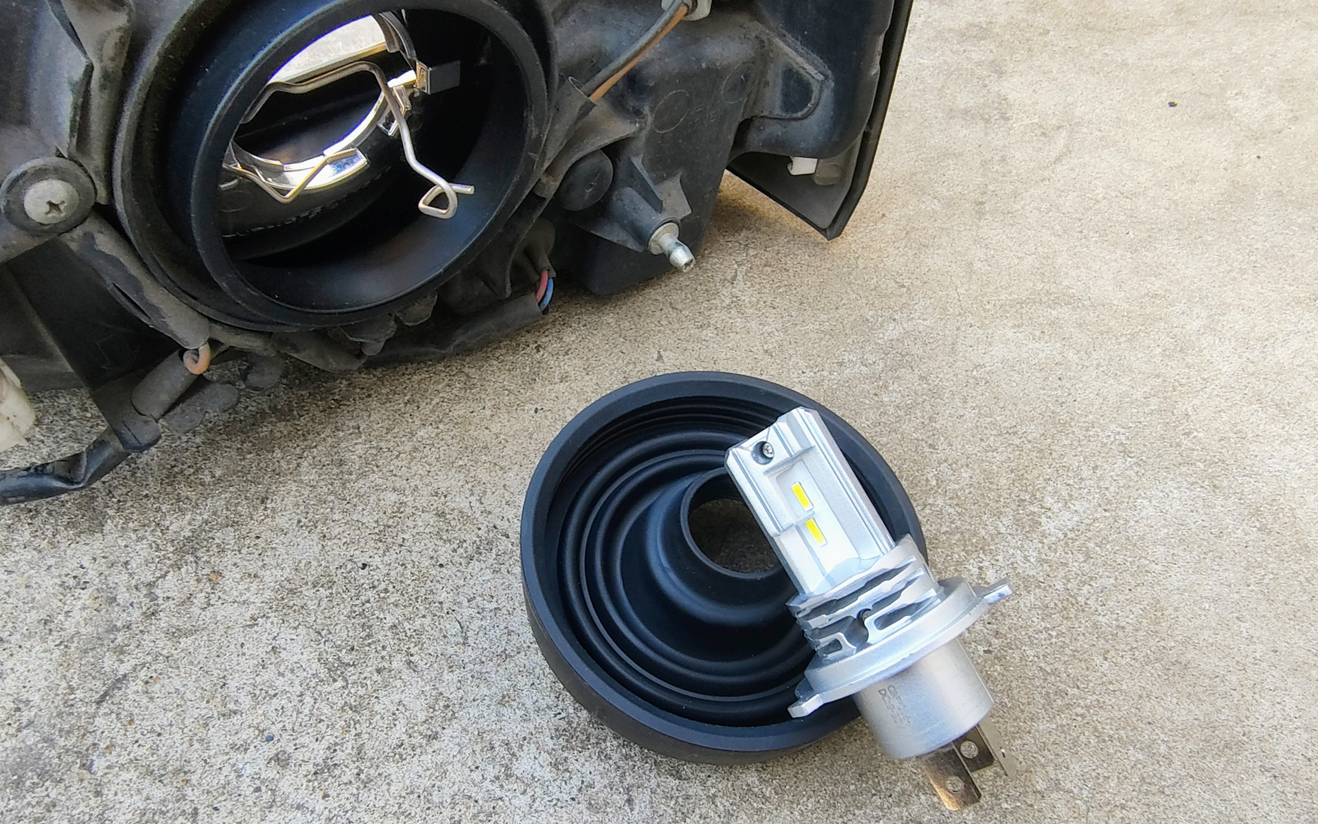 LEDライトに交換。格安品だが光源の位置が合っていたので問題なくカットオフラインも出る