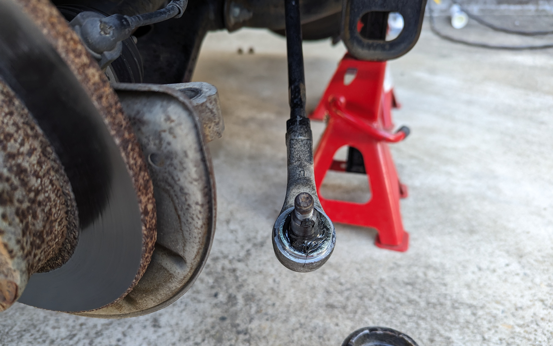 タイロッドエンドブーツを交換。ブーツを外してグリスを詰める