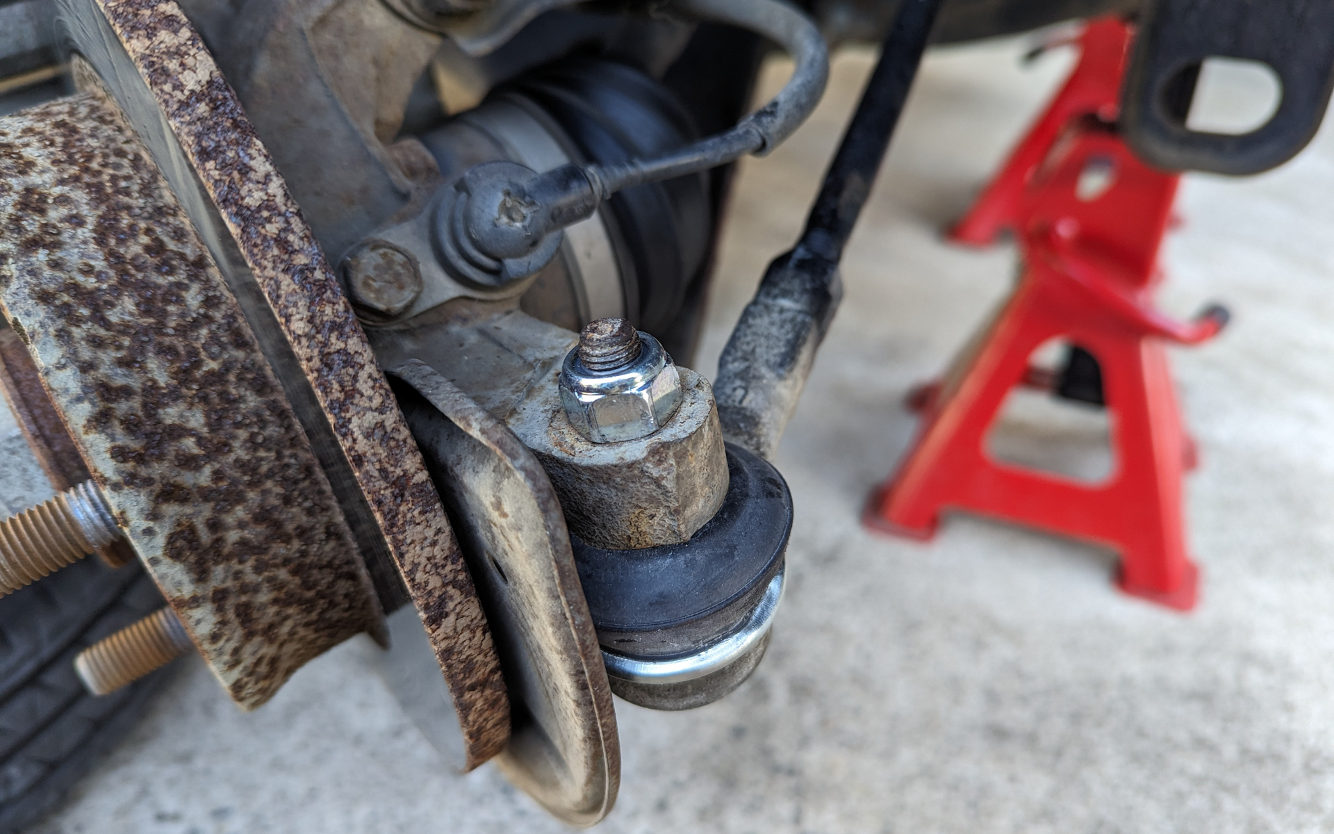 交換後。ナットは再利用しないので新品になっている。それよりもローターの錆が気になる