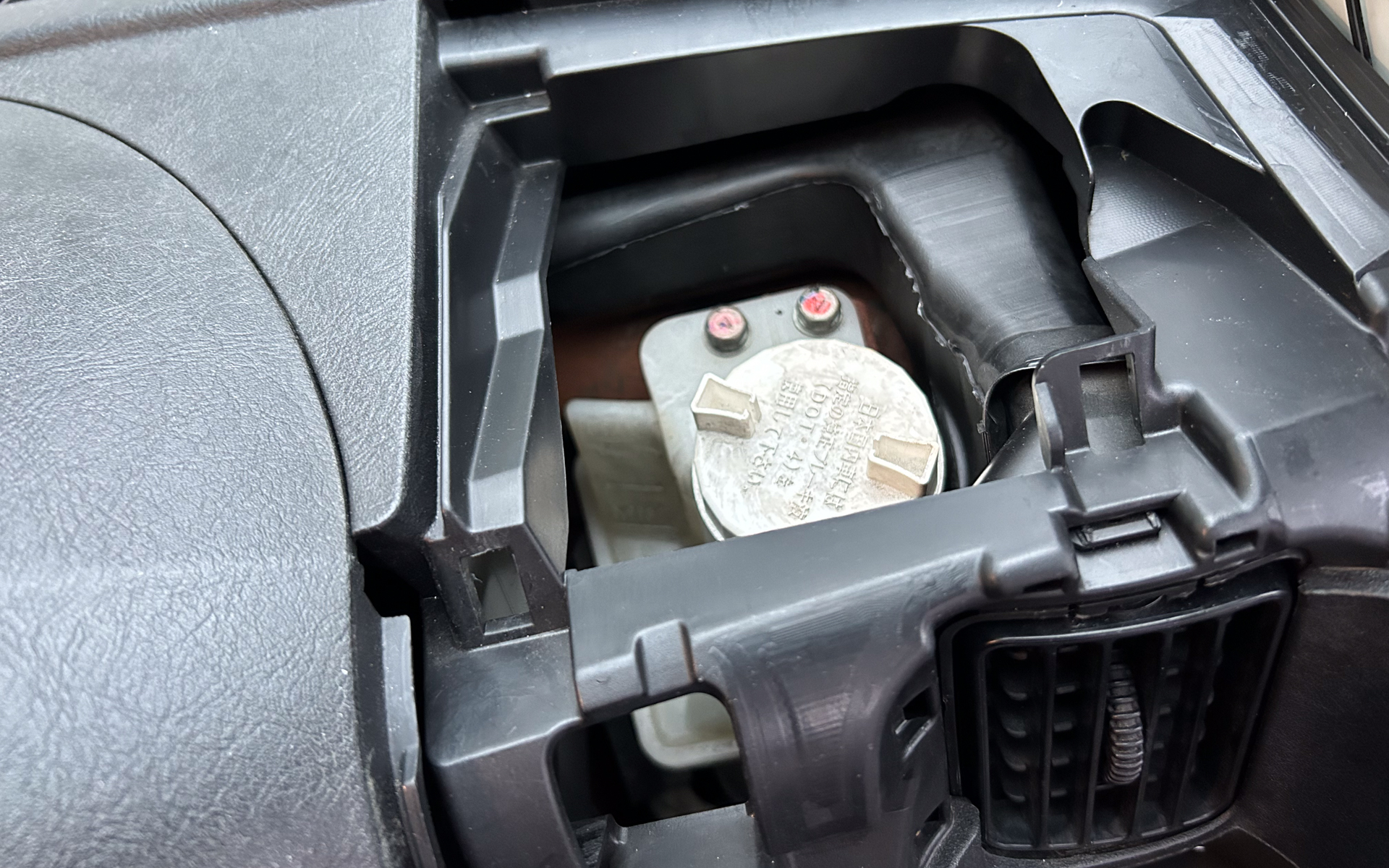 ブレーキフルードのタンクはダッシュボード上からキャップを外してフルードを入れていく。こぼして内装を傷めないように注意