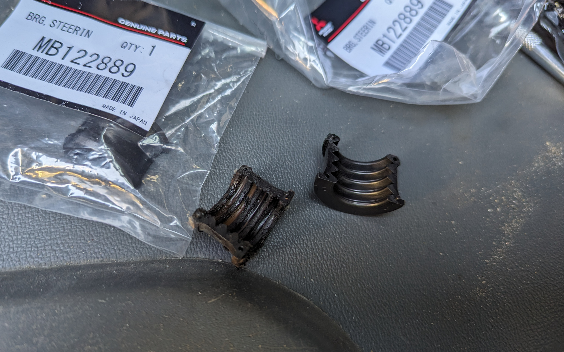 ステアリングシャフトを支える樹脂のベアリングが摩耗している