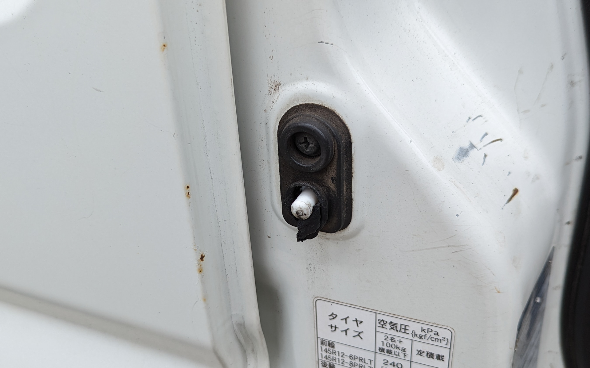 ドアランプスイッチのゴムが切れてスイッチが露出