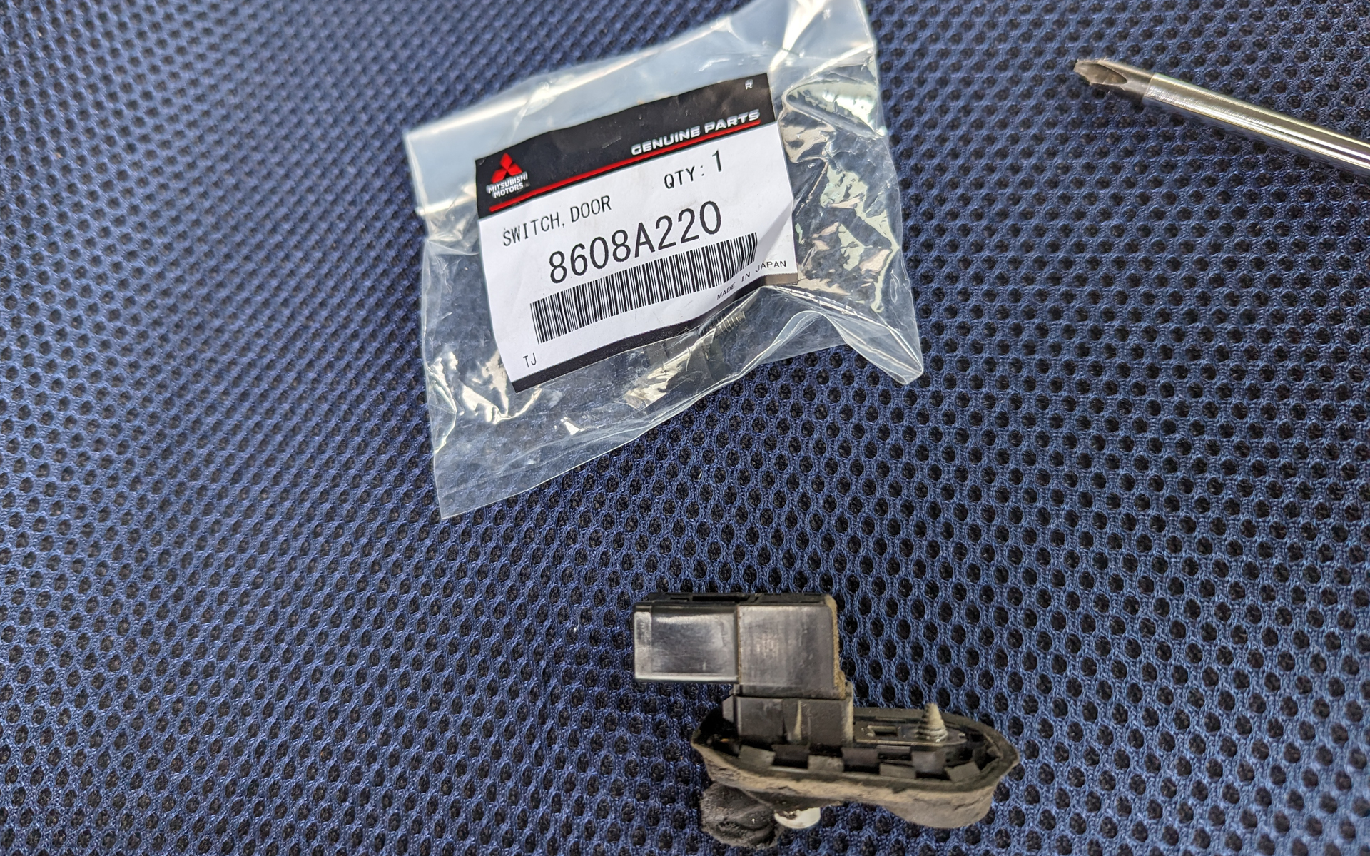 ゴムだけの部品はなくスイッチ一体で交換。ゴムが切れたならスイッチにもダメージがあるということのだろう。できればドア4枚分交換したかった