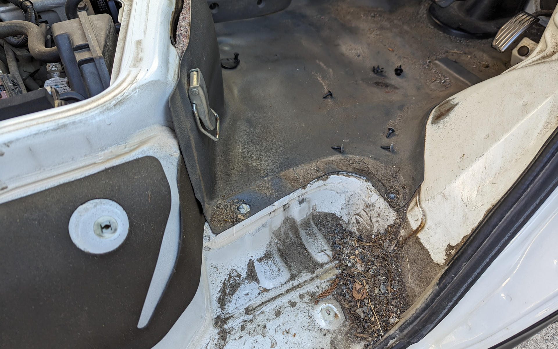 車内は汚れやすい。これはステップ部分の樹脂パーツを外したら下に砂などがたっぷり溜まっていた。掃除で軽量化もできそうだ