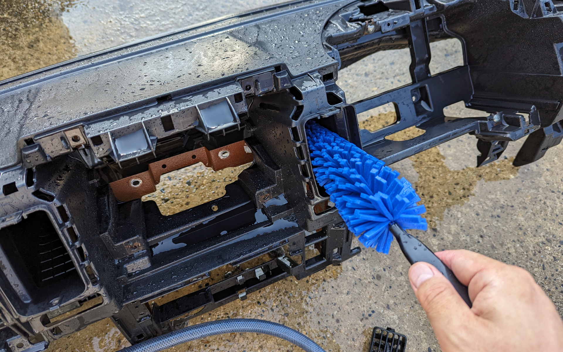 ダッシュボード一体を外して水洗い。ダッシュボードは簡単に外せそうだが、ハーネスが絡み合って外しにくいので注意