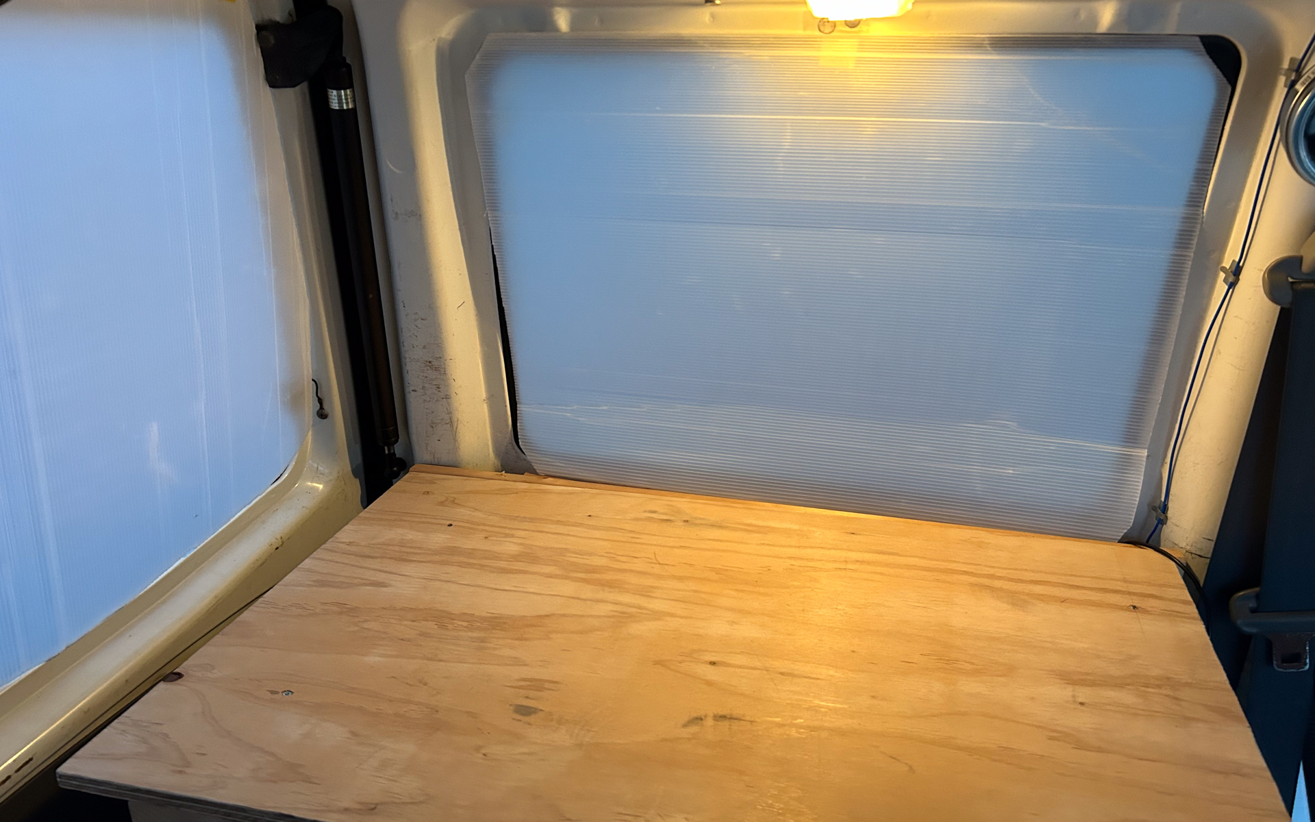 荷室にある作業スペースも包まれ感ある狭さが心地よく、何時間でもいられる