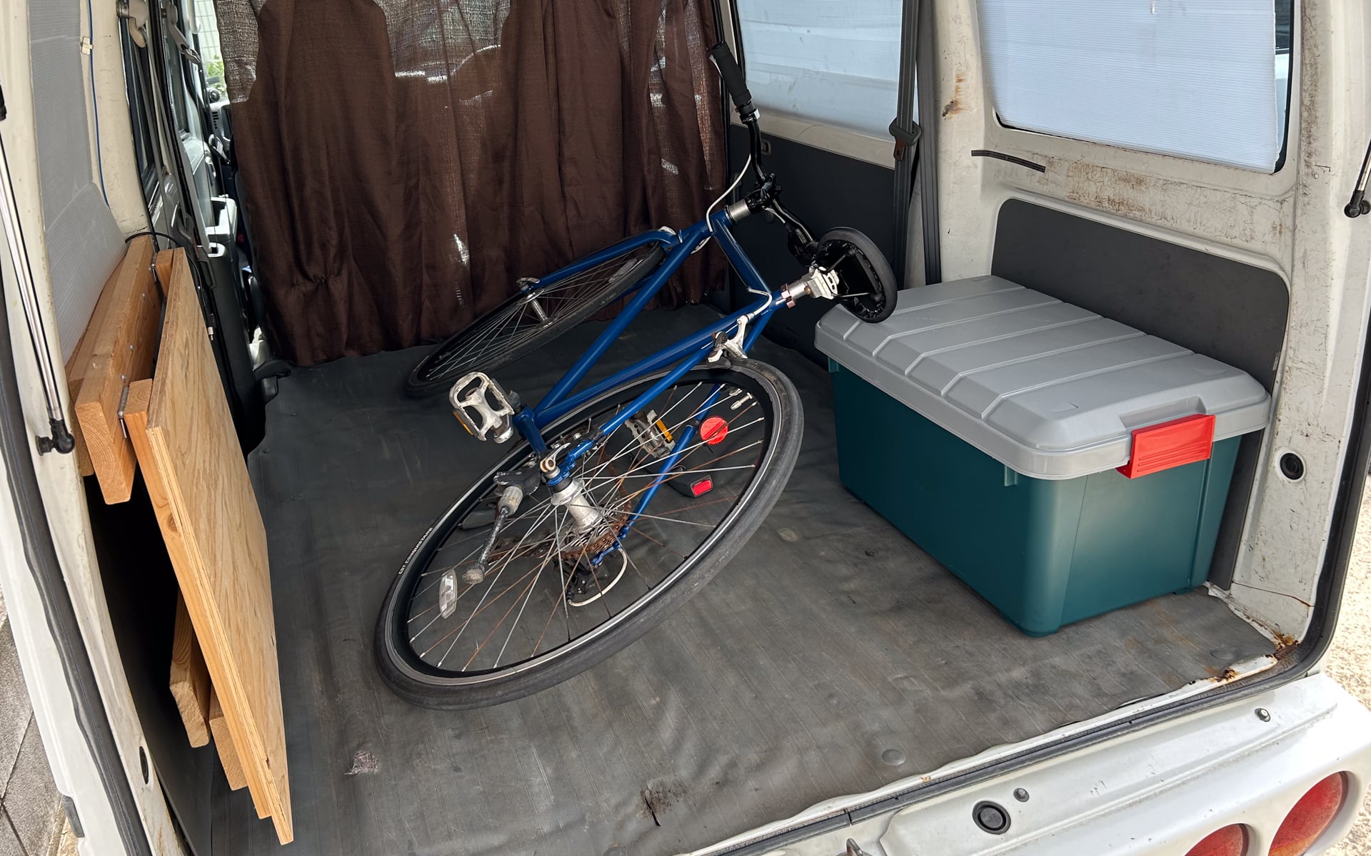 自転車は1台なら適当に放り込んでおけば大丈夫。スタンドでもあれば2～3台はいけそう