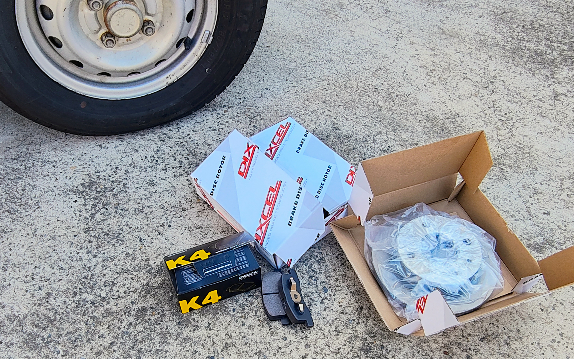 パッドは曙ブレーキの「K4」、ローターはディクセルの普及品