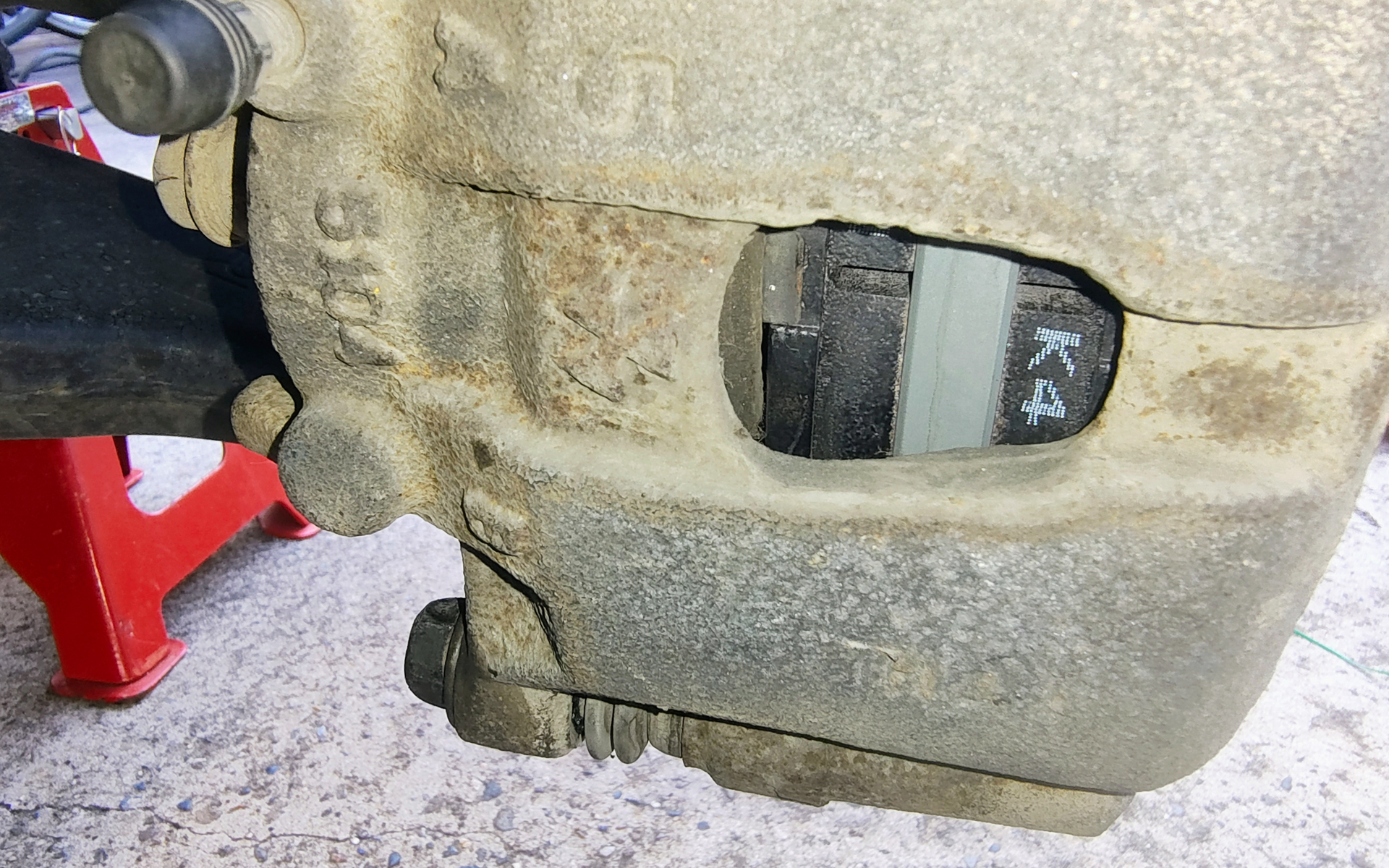 パッドを組み付けたらキャリパーから「K4」の文字が覗いている