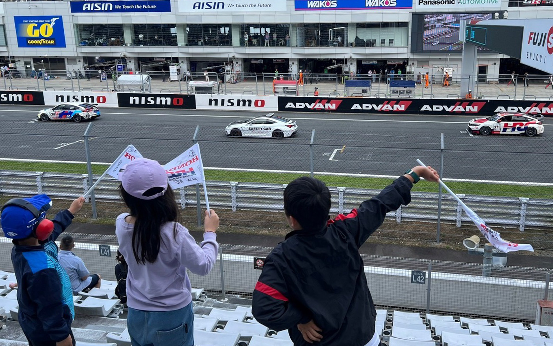 S耐24時間レースがいよいよスタートという時、グランドスタンドで＃271に向かって応援の旗を振る子供たち。大人の私でもワクワクするこの瞬間。こんなに間近にレーシングカーが走るところを見るのは初めての甥っ子は、爆音とあまりの速さに大きなインパクトを受けた様子でした