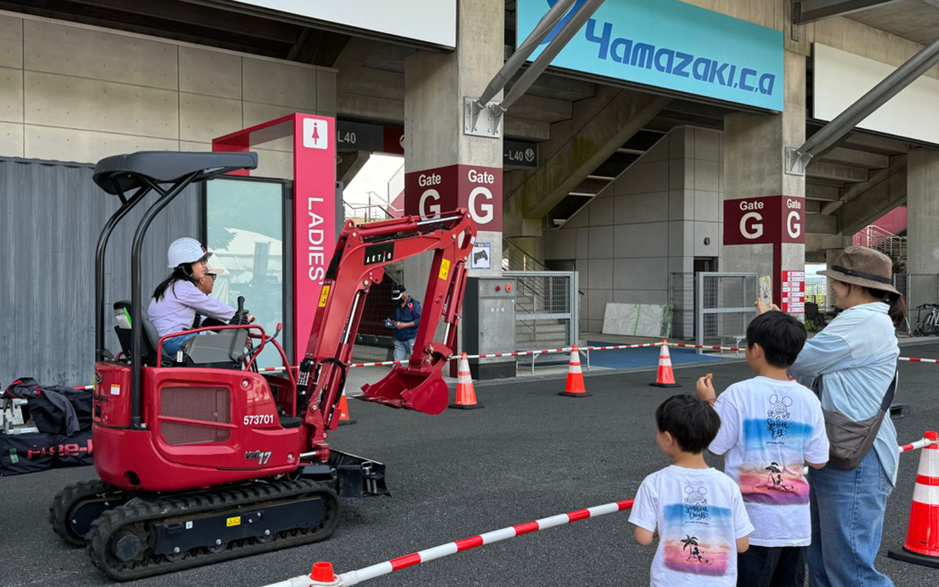 イベント広場ではいろんなブースを見て回るのが楽しみの一つ。子供たちが真っ先に食いついたのが株式会社アクティオの働くクルマたちのブースでした。操縦席に座るだけでなく、ショベルカーの操作までさせてくれて、子供たちは大興奮でした
