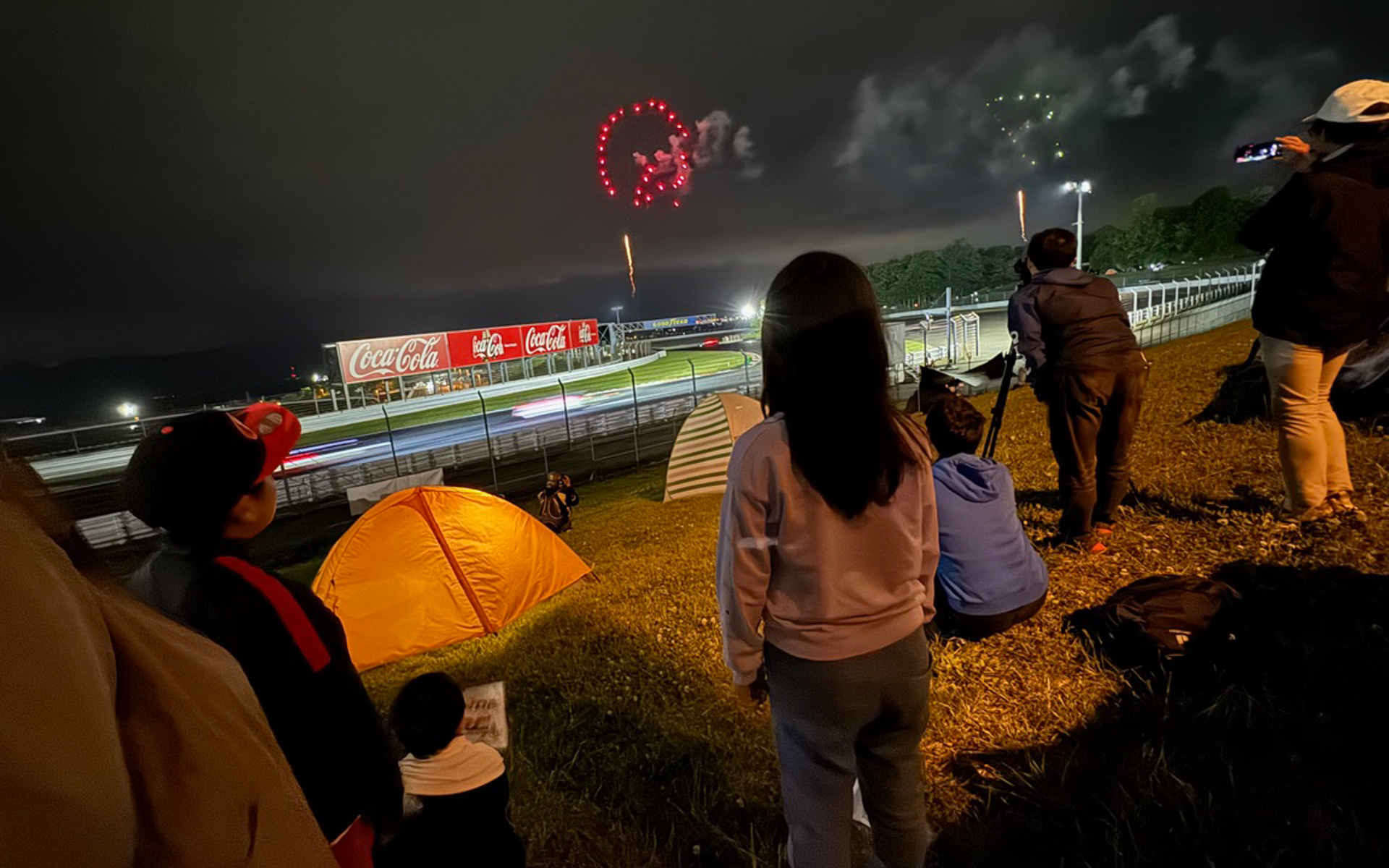 夜はお楽しみの花火鑑賞。打ち上げポイントを前回の1か所から3か所に増やし、パワーアップしていたんです。夜はけっこう冷えてきた富士スピードウェイでしたが、やっぱり夜のサーキットで見る花火は非日常でいいですね。自動車ブランドのエンブレムをかたどった花火は、みんなで何のブランドかを当てっこして楽しかったです