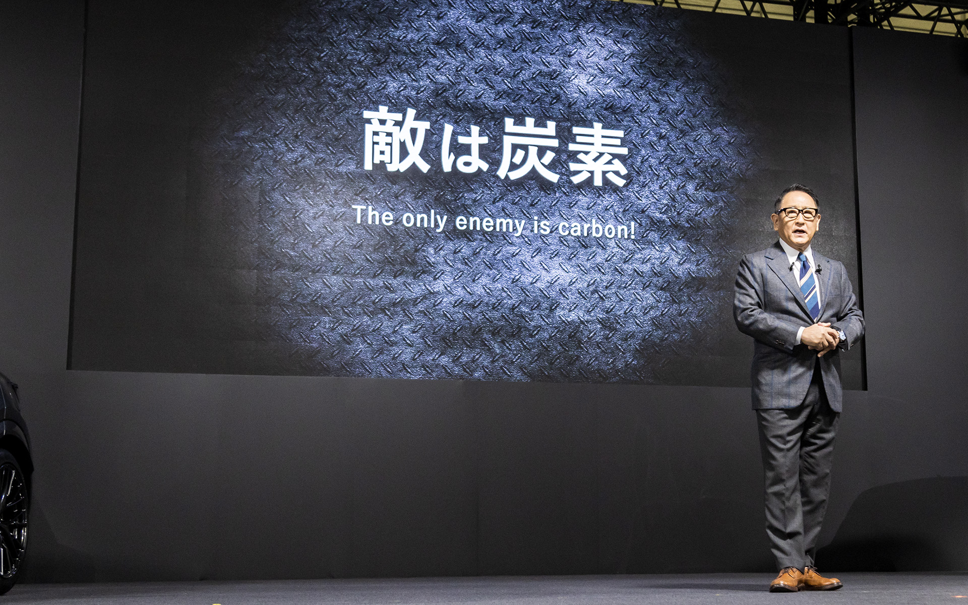 東京オートサロン2024でプレゼンテーションを行なう豊田章男会長