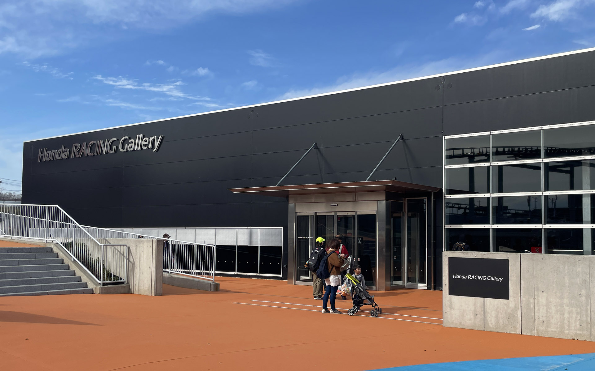 サーキット側から見ると1階建てに見えるレーシングギャラリー