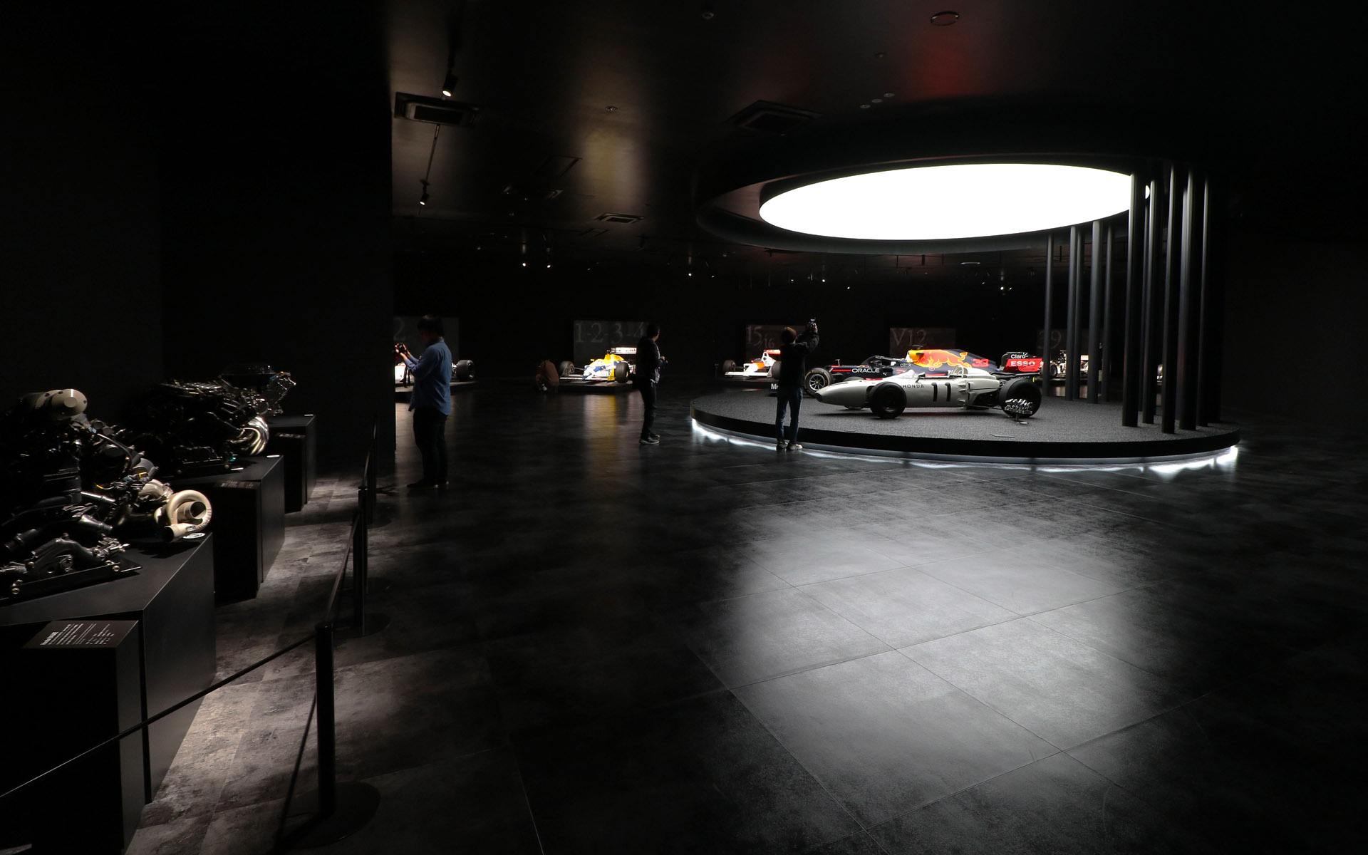 メインホールは黒基調の空間にスポットライトという演出