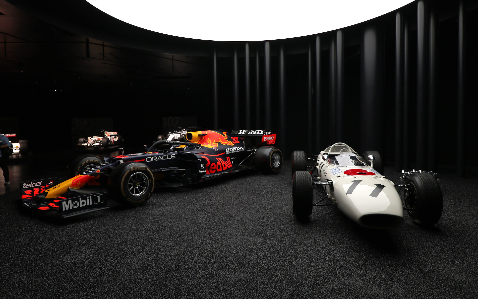 円形のステージには新旧2台のマシンが展示される