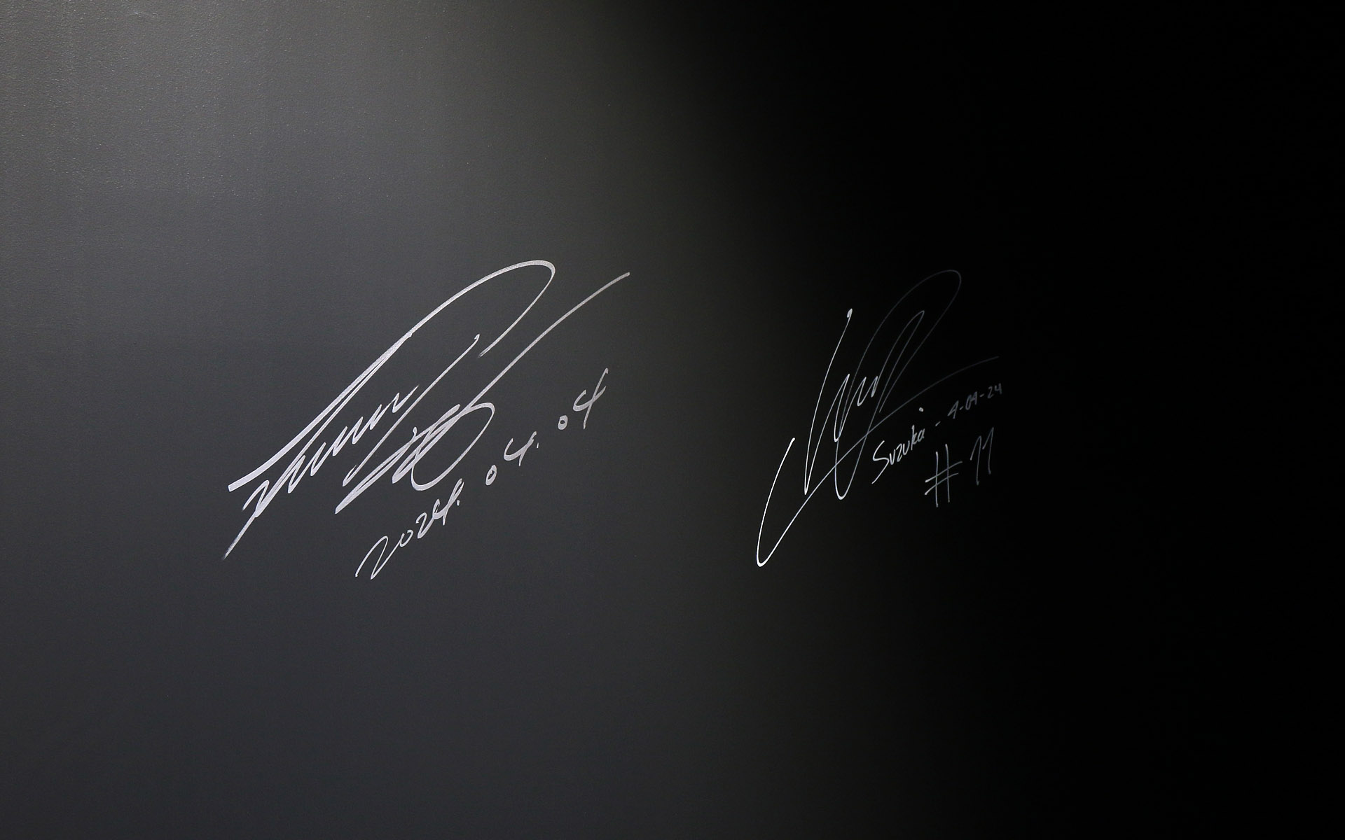 佐藤琢磨（左）とセルジオ・ペレスのサイン