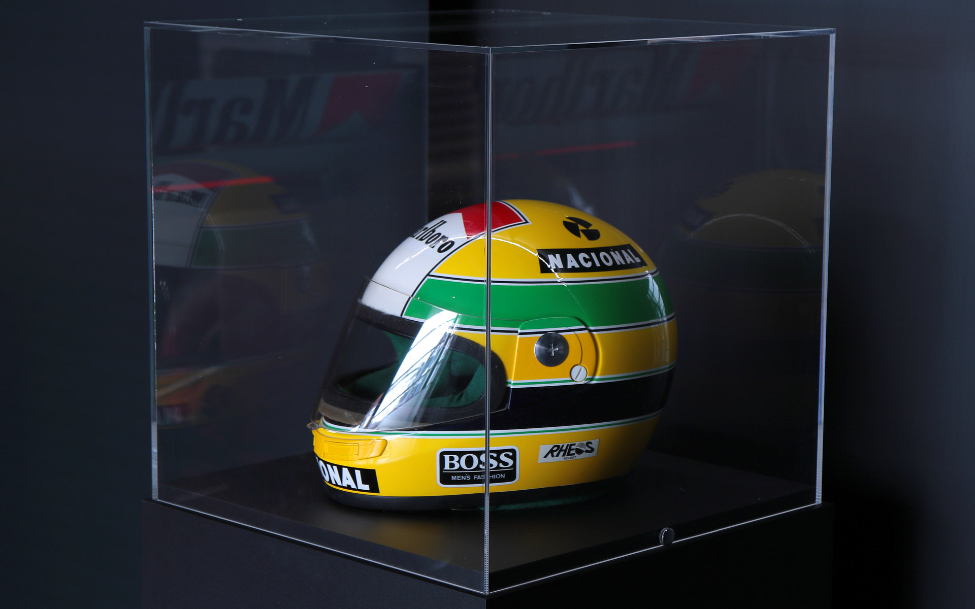 マクラーレン・ホンダ MP4/5の後方に展示されたアイルトン・セナのヘルメット