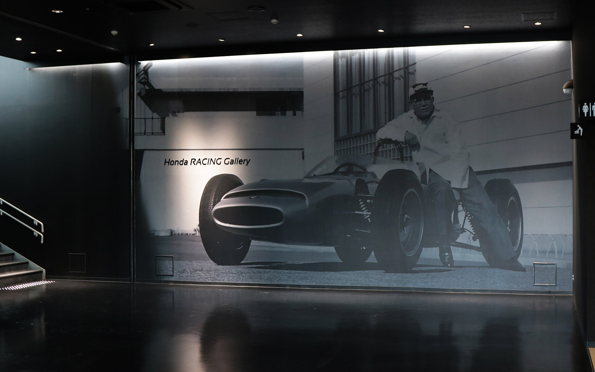 階段を降りたところの壁には本田宗一郎氏の写真