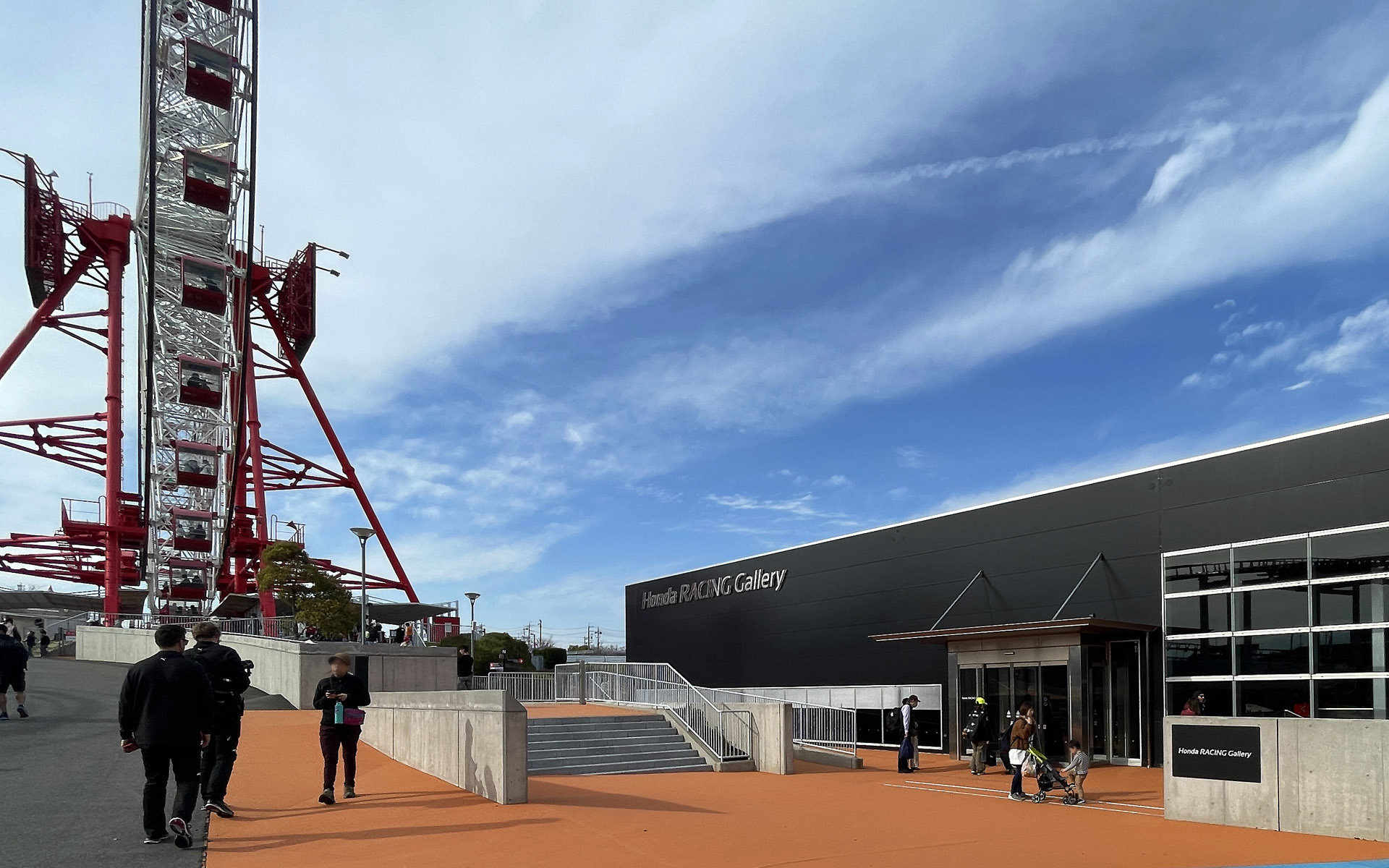 レーシングギャラリーは観覧車のすぐそば。園内に入ったら観覧車を目指そう